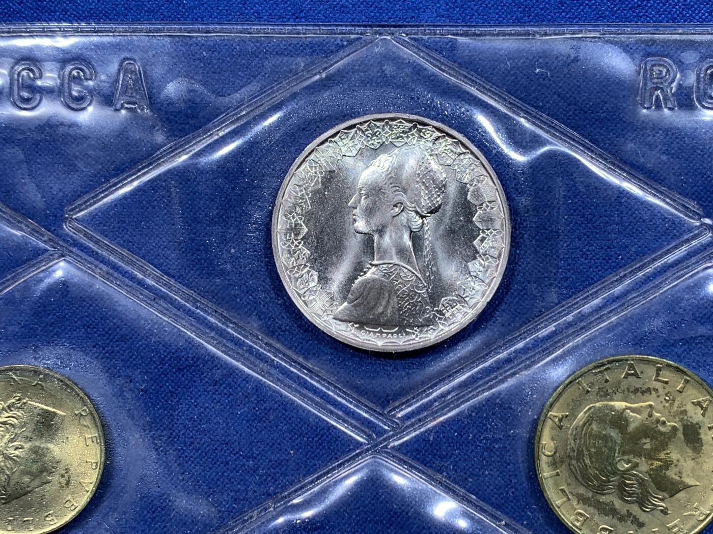 《竞宝斋》第444场 周日，周一，2场连拍 （全场包邮） 意大利1983年官方套币，10枚套币，含500里拉帆船美少女银币。