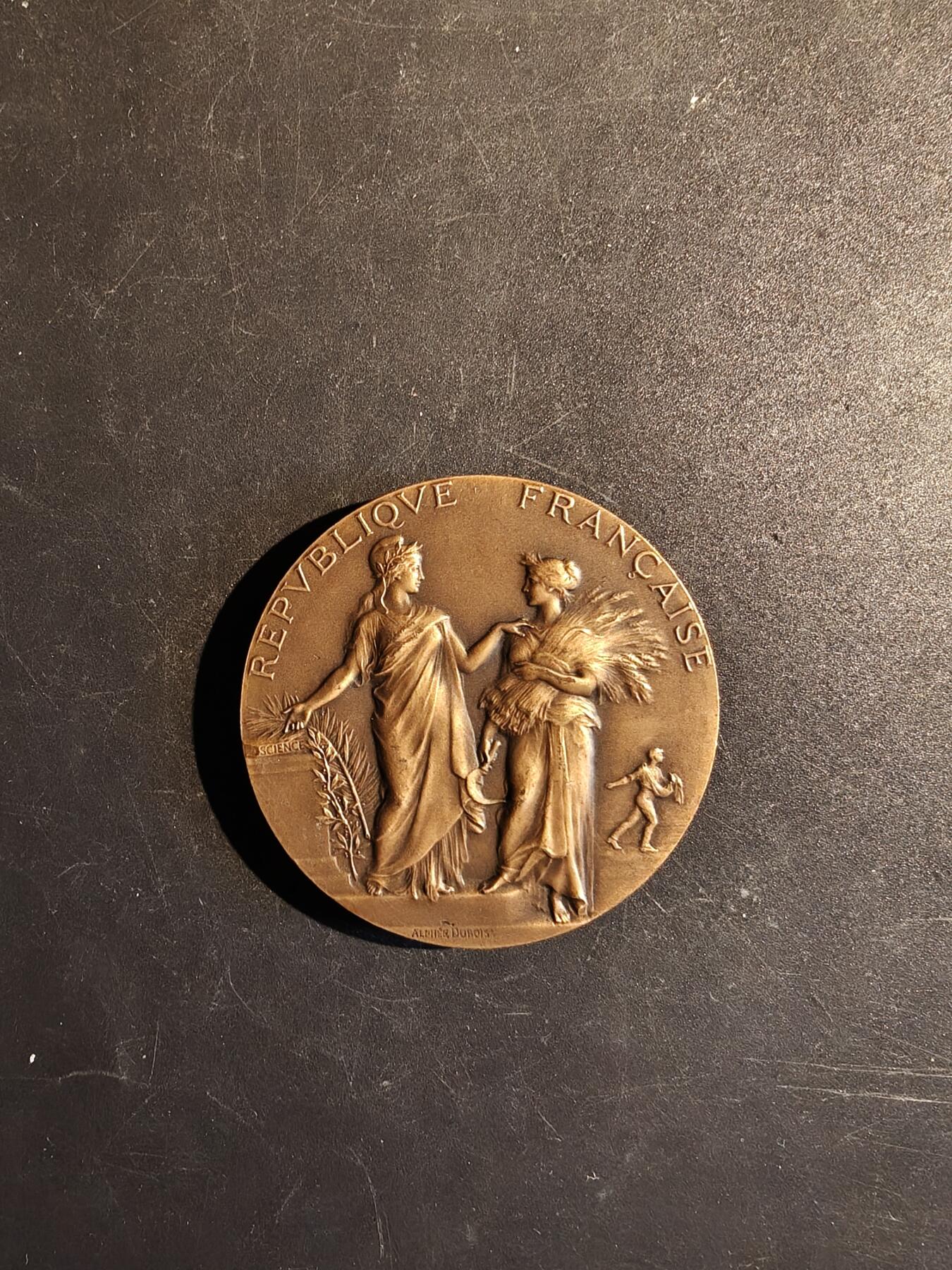 老王徽章第167期 法国农业竞赛大铜章     阿尔菲•杜布瓦作品     直径50mm.    重量67.7g