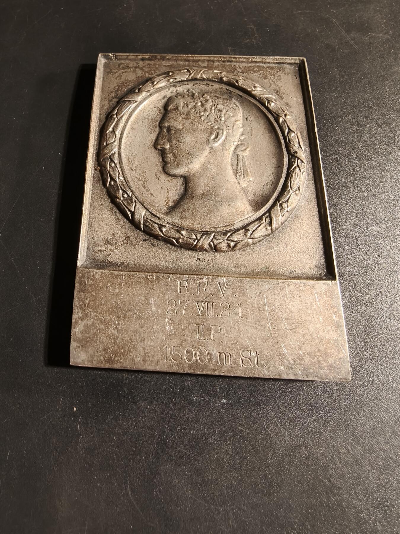 老王徽章第167期 瑞典1500米长跑竞赛方形镀银大铜章    背面的架子可以支起来     尺寸61×82mm.    重量101.7g