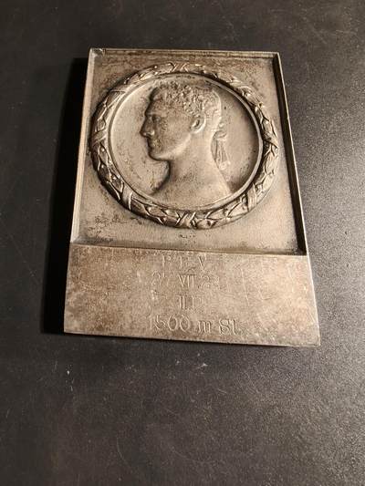 老王徽章第167期 - 瑞典1500米长跑竞赛方形镀银大铜章    背面的架子可以支起来     尺寸61×82mm.    重量101.7g