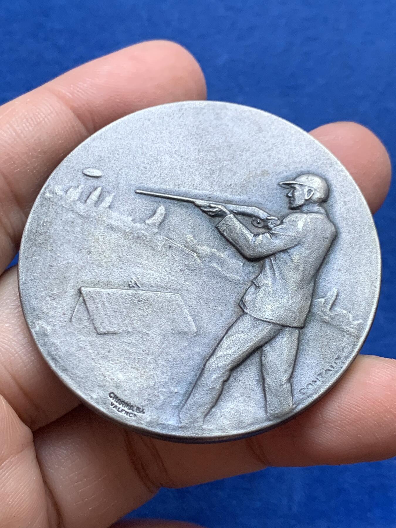 《竞宝斋》第444场 周日，周一，2场连拍 （全场包邮） 法国射击运动单面纪念章 直径50.3mm 重量54.6g