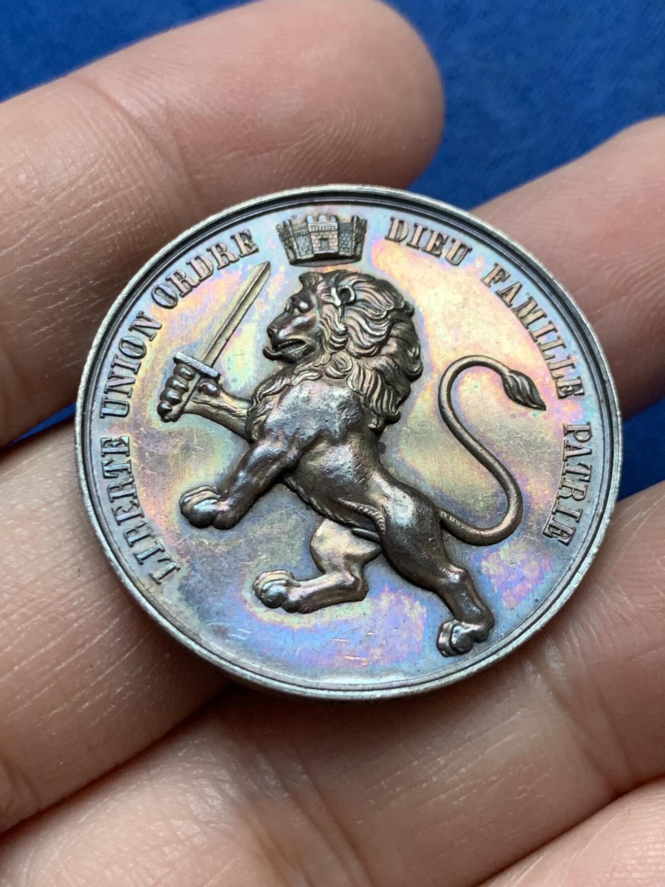 《竞宝斋》第444场 周日，周一，2场连拍 （全场包邮） 1831年里昂信使报圆形银章 32.8mm 14.4g 手指铭 五彩高浮雕