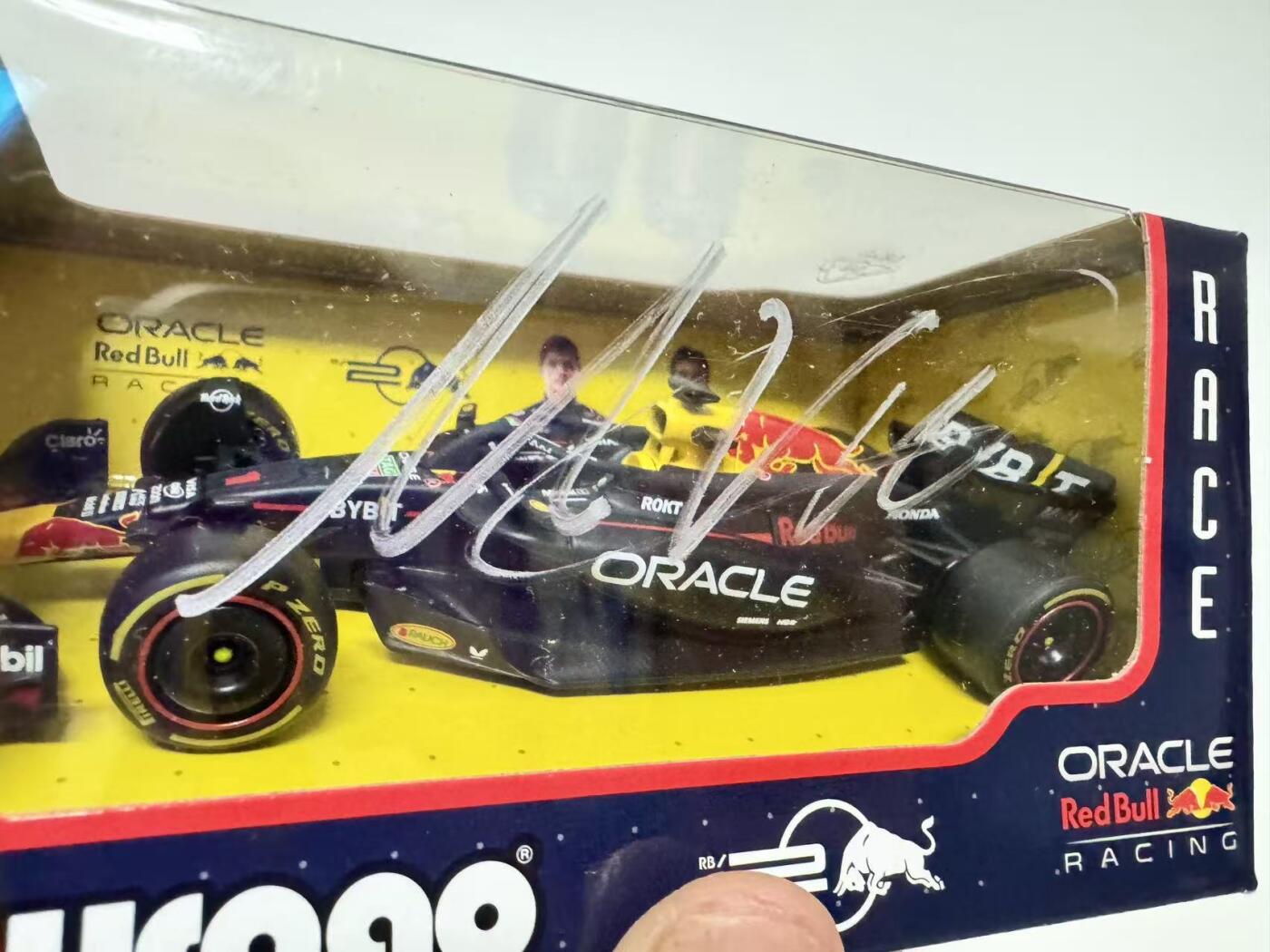 零元拍：马克斯-维斯塔潘亲签1:43红牛RB18冠军F1赛车合金模型