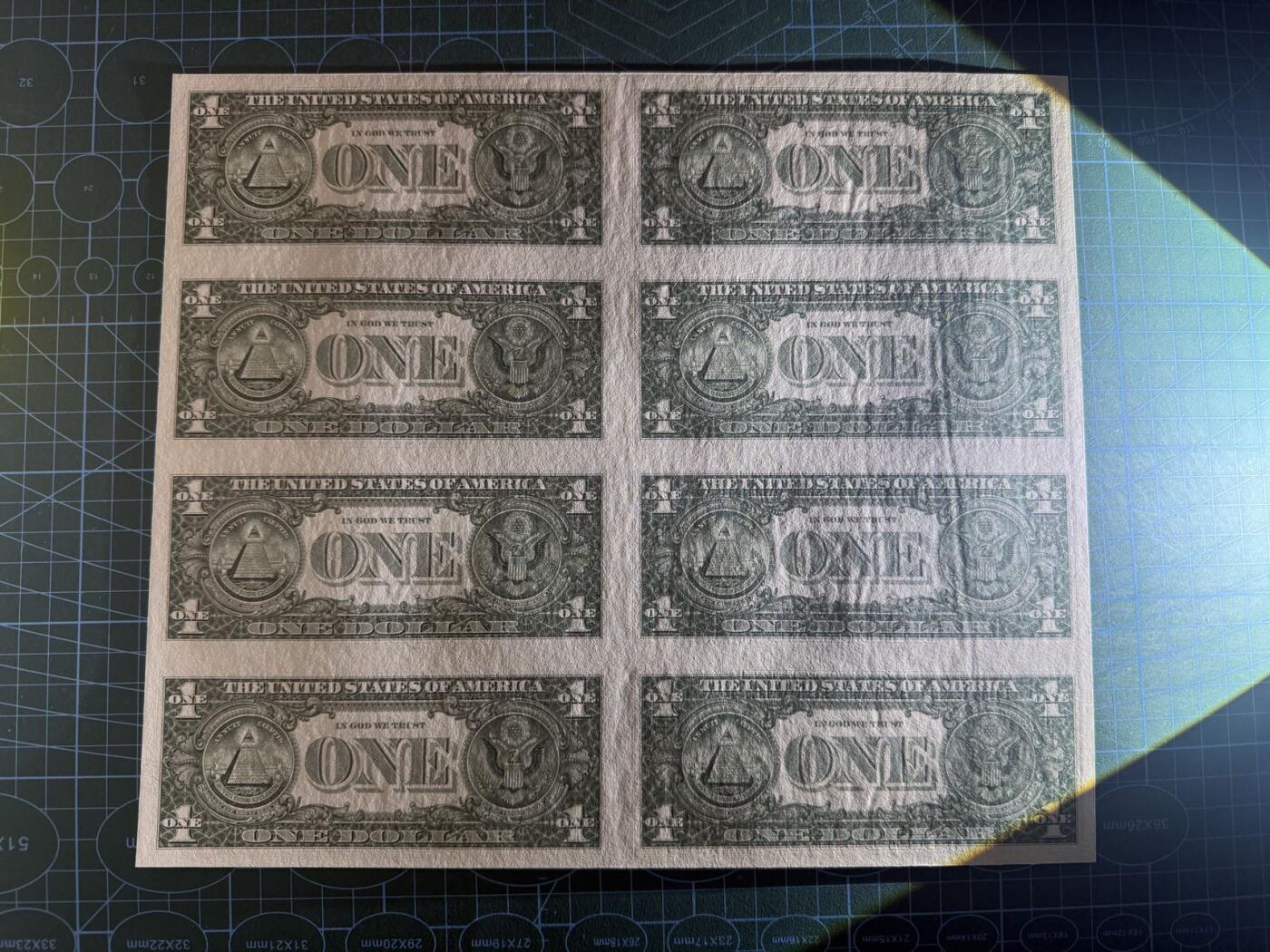 【炜奕收藏】，第五十二期 2009年美国1美元8连体，UNC品相，有轻微车轮印