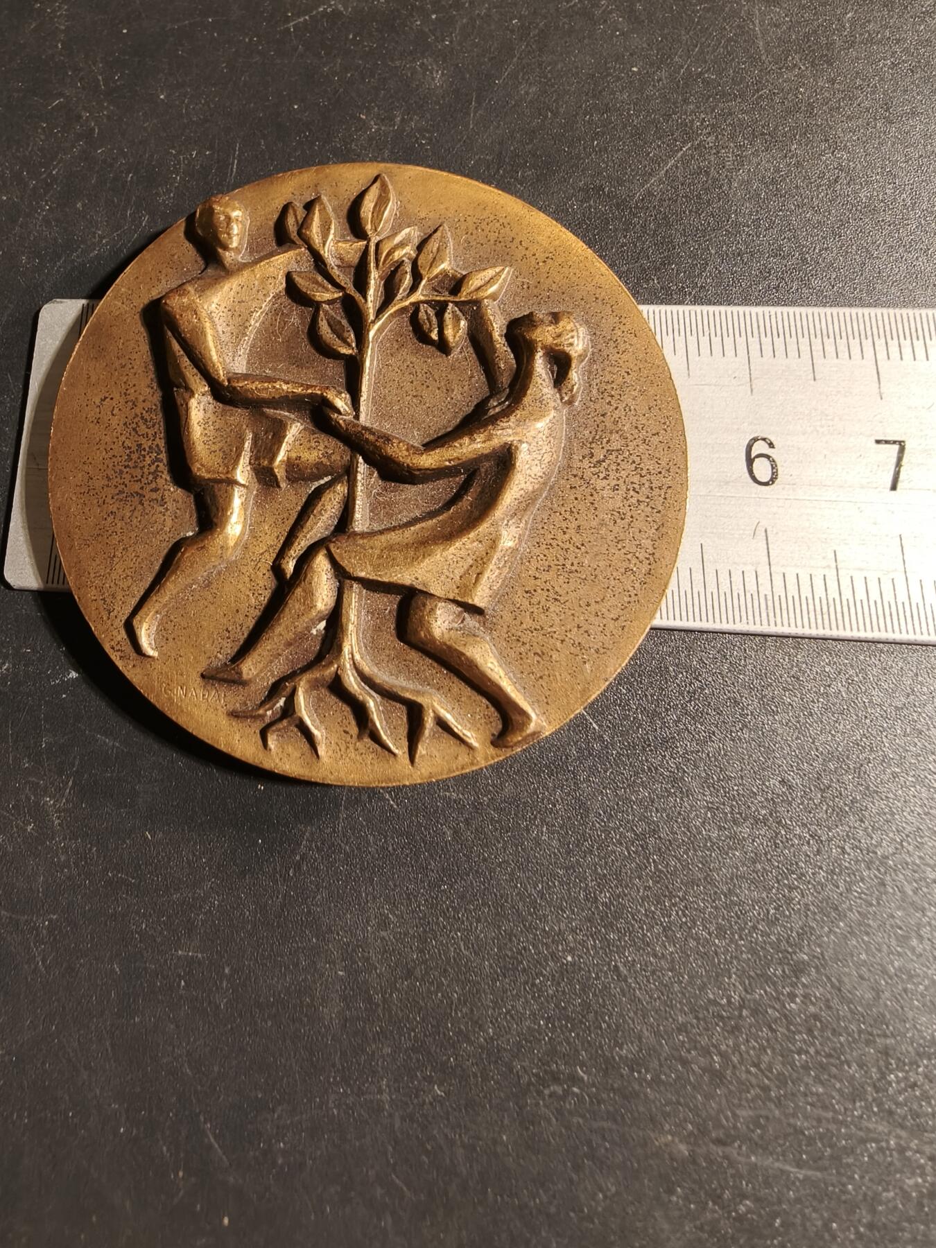 老王徽章第167期 法国教育联盟百年大铜章     正面双人植树     直径54mm.    重量69.3