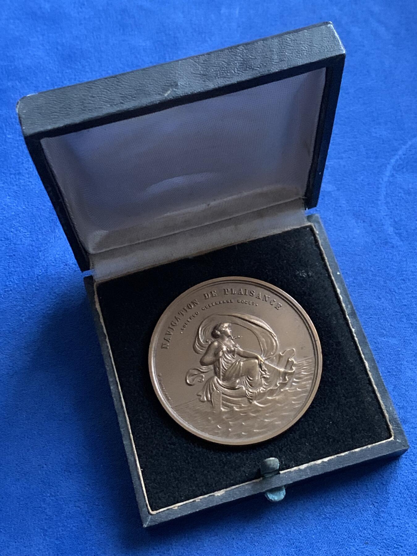 《竞宝斋》第444场 周日，周一，2场连拍 （全场包邮） 法国游艇俱乐部百年纪念（1867-1967）铜章 63.8克 50mm 1967 丰饶角铜标 带盒