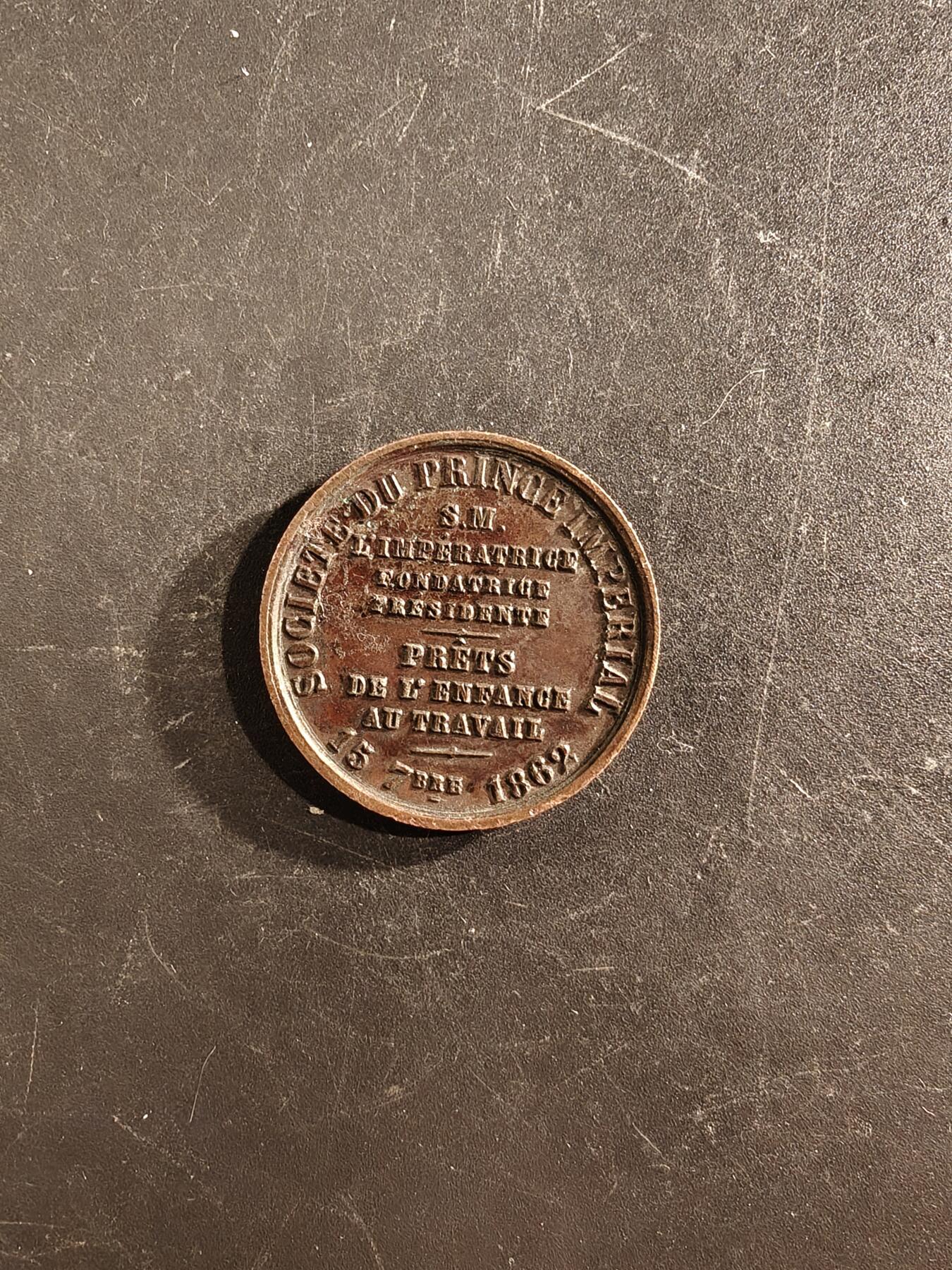 老王徽章第167期 法国拿破仑三世欧仁妮皇后创建帝国亲王协会大铜章    正面为王储拿破仑四世     直径27mm.     重量6.9g