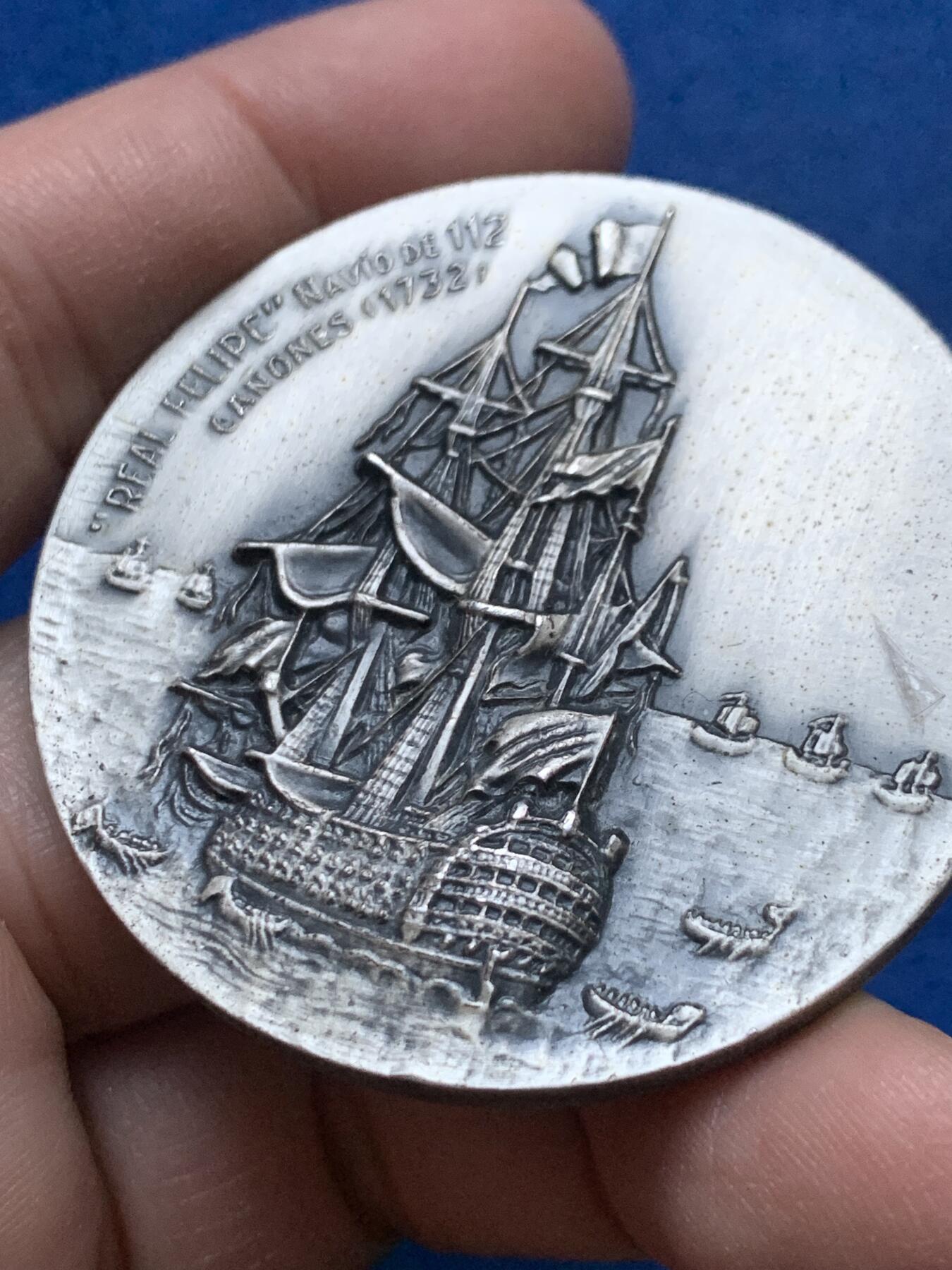 《竞宝斋》第444场 周日，周一，2场连拍 （全场包邮） 1972年西班牙巴塞罗那第十届国际航海博览会纪念银章 61.9克 49.5mm 带盒 正面：配备112门火炮的