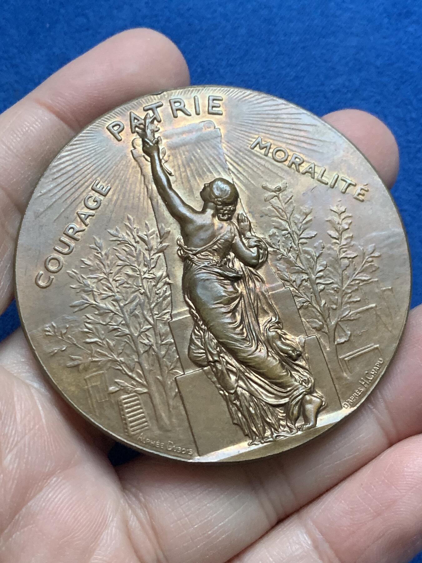 《竞宝斋》第444场 周日，周一，2场连拍 （全场包邮） 法国1890年体操协会联盟 贝桑松分会纪念铜章 82.7克 58.2mm 丰饶角铜标 带原盒 字迹对应