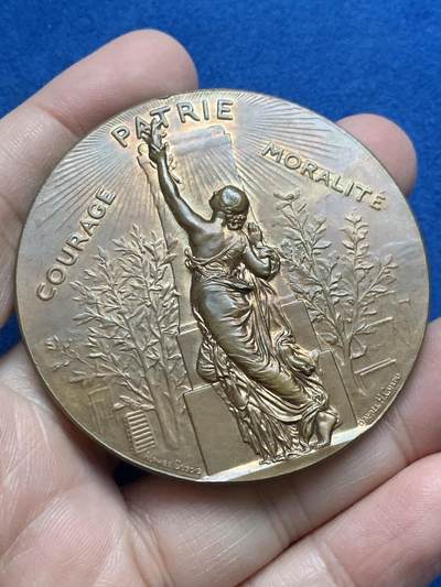 《竞宝斋》第444场 周日，周一，2场连拍 （全场包邮） - 法国1890年体操协会联盟 贝桑松分会纪念铜章 82.7克 58.2mm 丰饶角铜标 带原盒 字迹对应