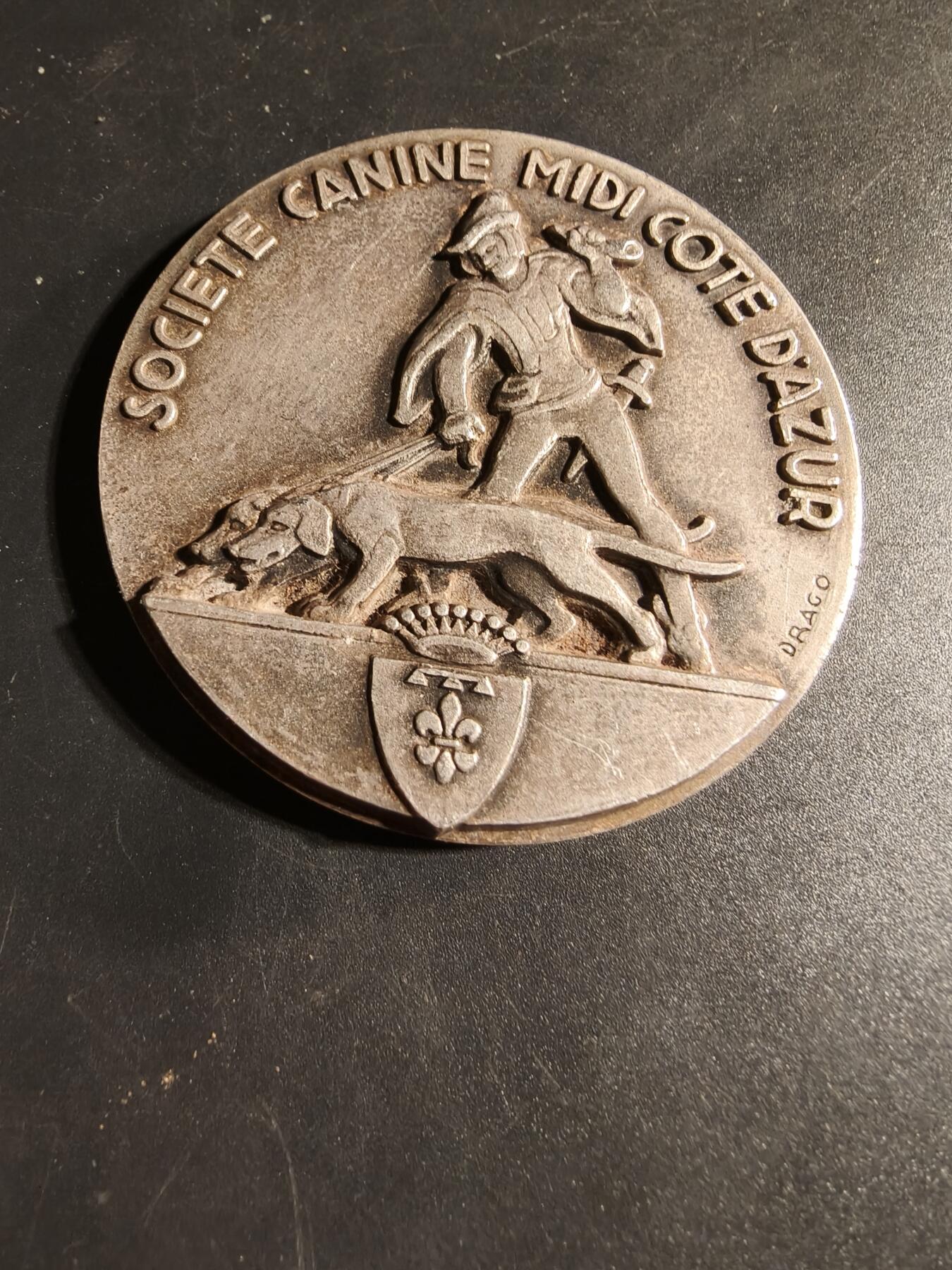老王徽章第167期 法国蔚蓝海岸犬类协会纪念章     直径68mm.    重量140.8g