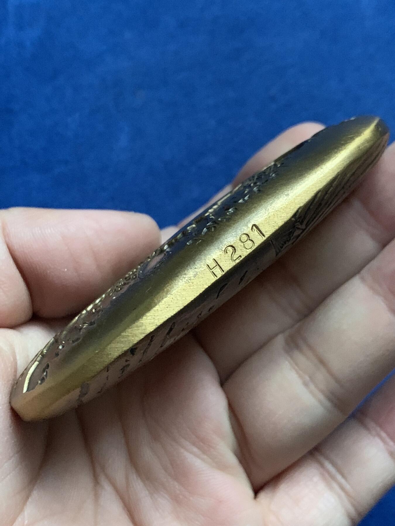 《竞宝斋》第444场 周日，周一，2场连拍 （全场包邮） 寂静的春天铜章，采用新颖独特的鹅卵石形状 ，手感充实圆润 。8.5cm×5.5cm，总重约365.3克，盒证齐全。