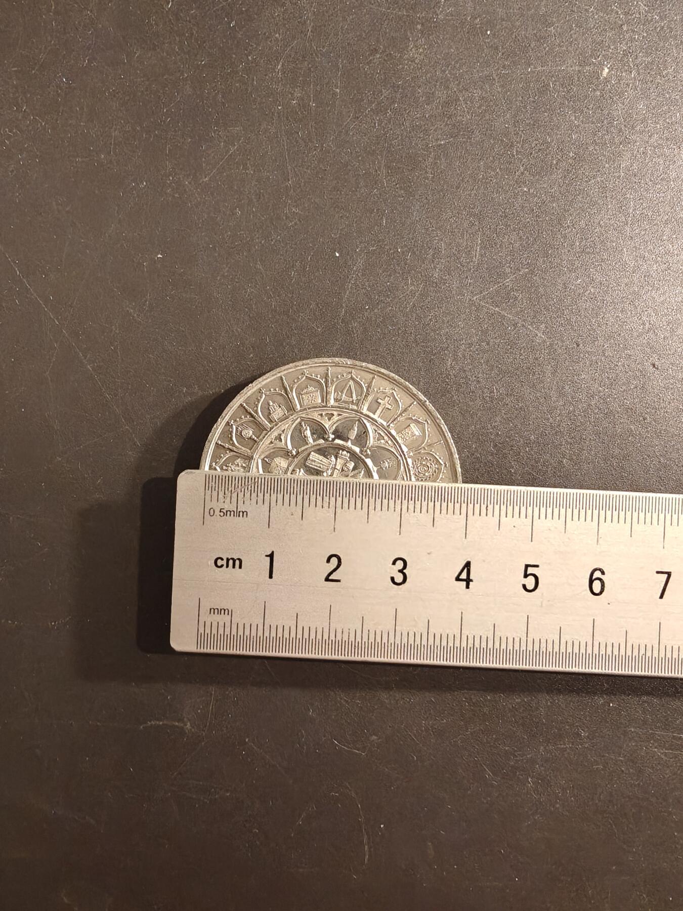 老王徽章第167期 法国查理曼大帝纪念章     直径39mm.    重量23.3g