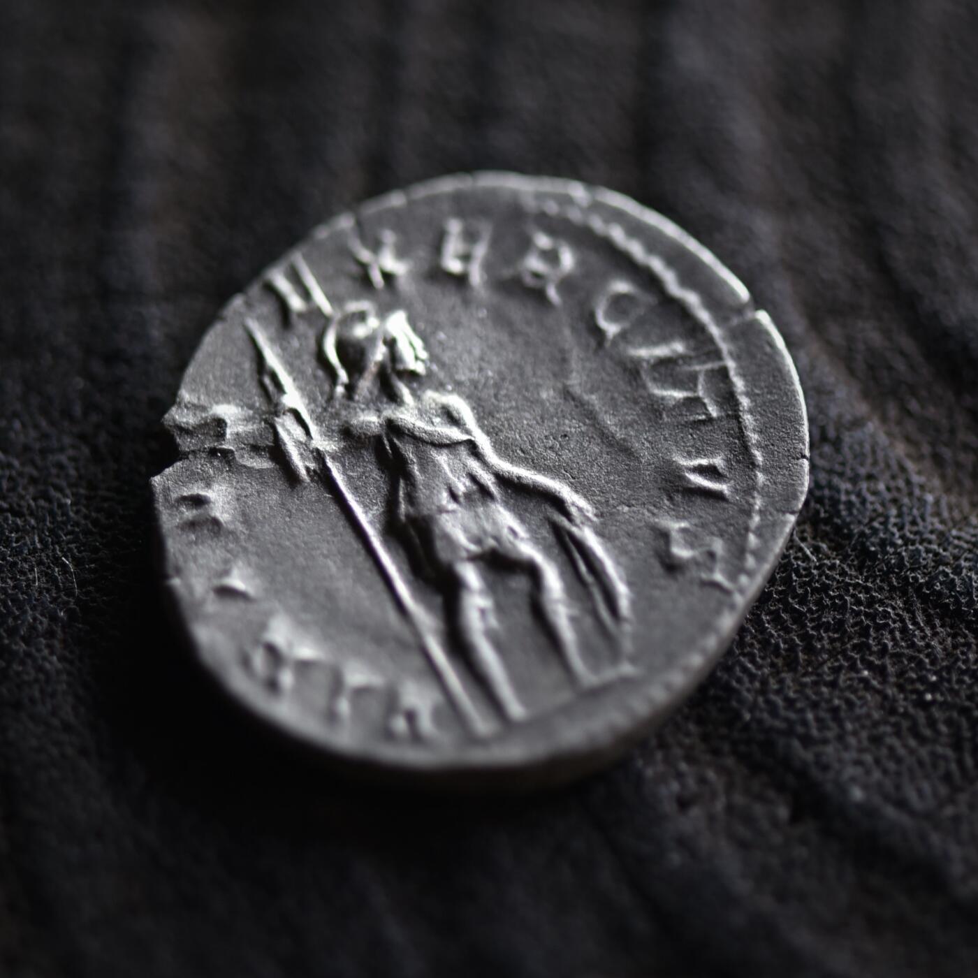 【良泉】【2025年最后一场】12月18日晚19.30点开拍！188组【直播场】西方古代钱币、丝路杂项、印章！ 【藏家出品A】公元244-245年，古罗马帝国，腓力一世，背英勇神-维尔图斯，安东尼银币，4.1克