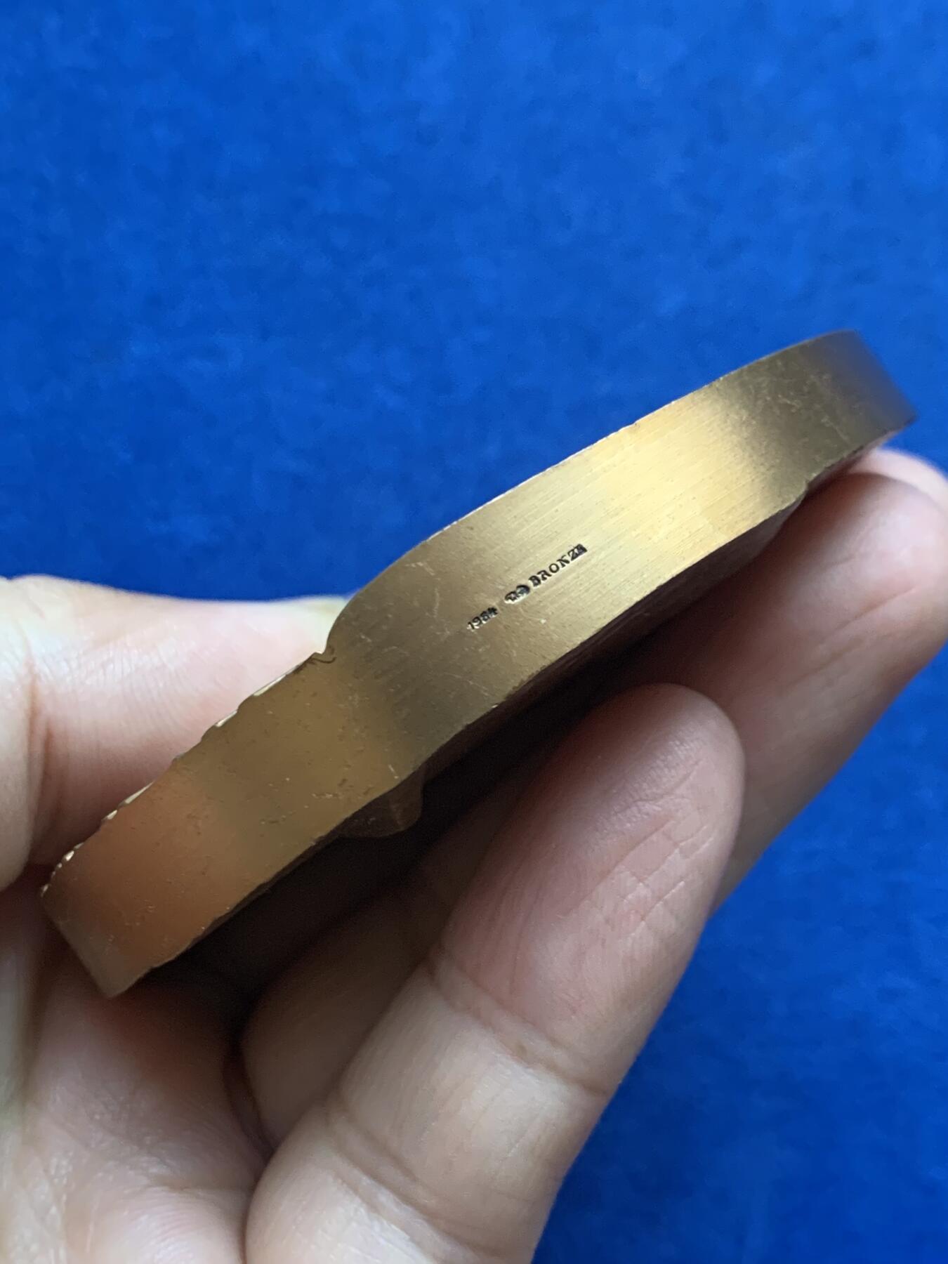 《竞宝斋》第444场 周日，周一，2场连拍 （全场包邮） 法国巴黎贝尔西综合体育馆铜章 263.5克 71.6mm 1984 丰饶角铜标