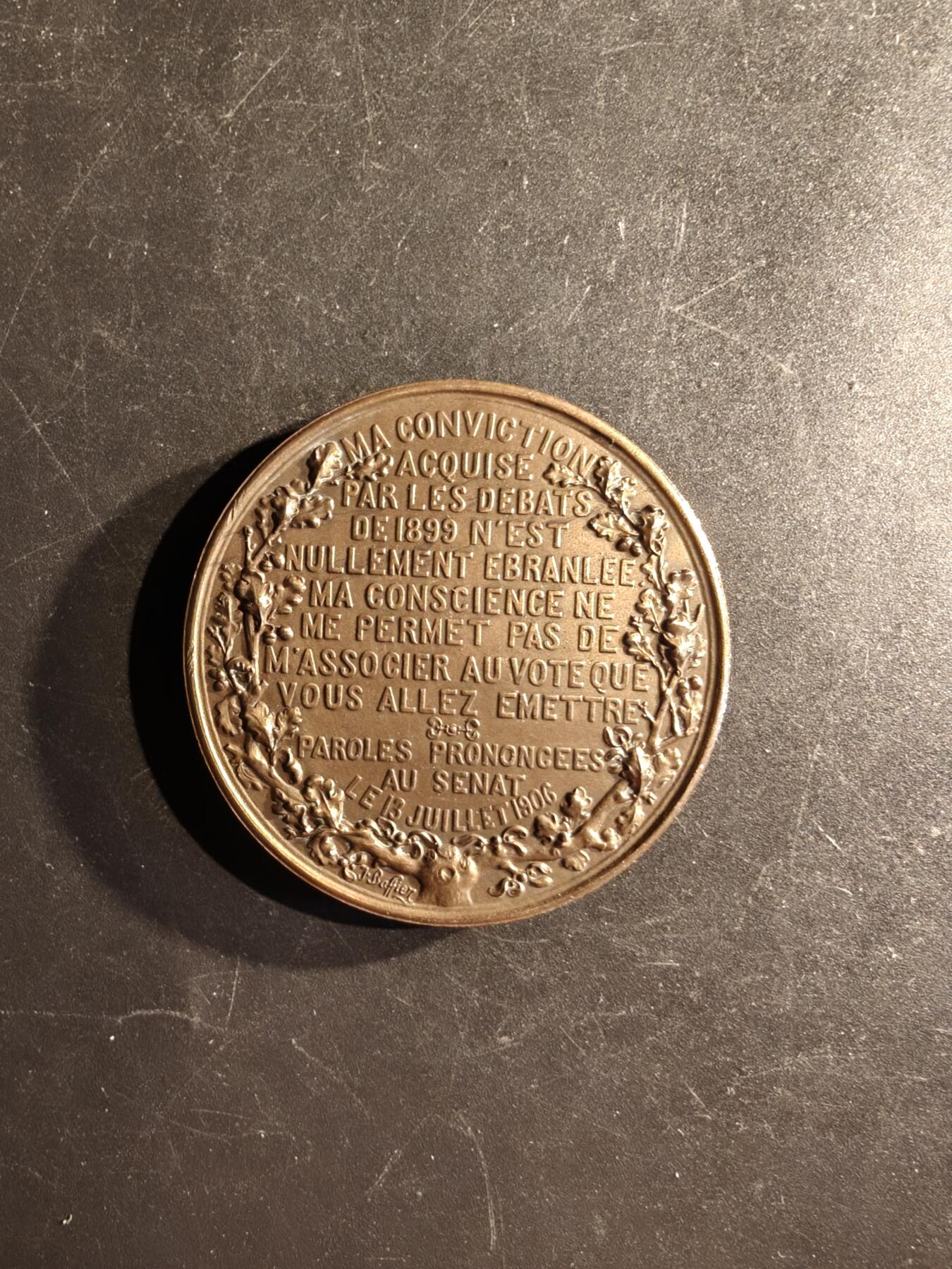 老王徽章第167期 法国奥古斯特·梅西耶将军大铜章     他是德雷福斯事件的审判者，也是前法国陆军部长，他坚定的认为德雷福斯有罪        直径48mm.    重量52.9g