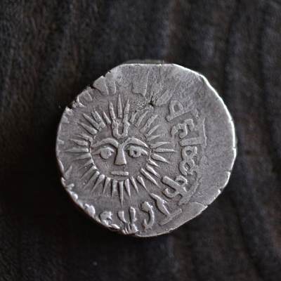 【良泉】【2025年最后一场】12月18日晚19.30点开拍！188组【直播场】西方古代钱币、丝路杂项、印章！ - 【藏家出品C】印度印多尔邦太阳脸银币后期少见版，11.19g 马拉塔联盟五大家族之一霍尔卡尔家族