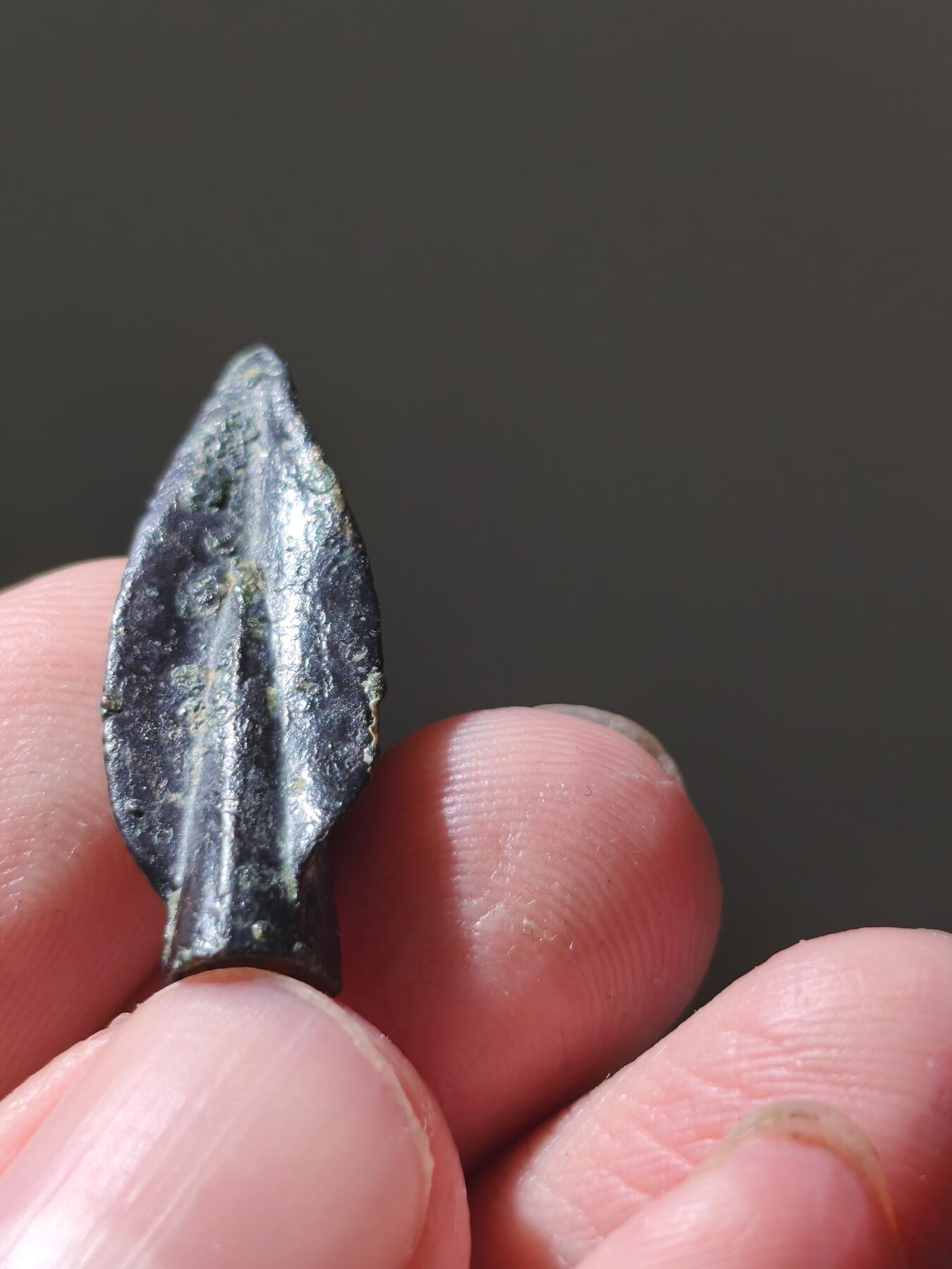 星盘世界钱币十二月六日古典币专场 希腊化时期 青铜穿甲箭头中亚沙漠坑皮壳。非常漂亮，锋利的箭头，而且形制也是很经典的希腊化风格，底部中空