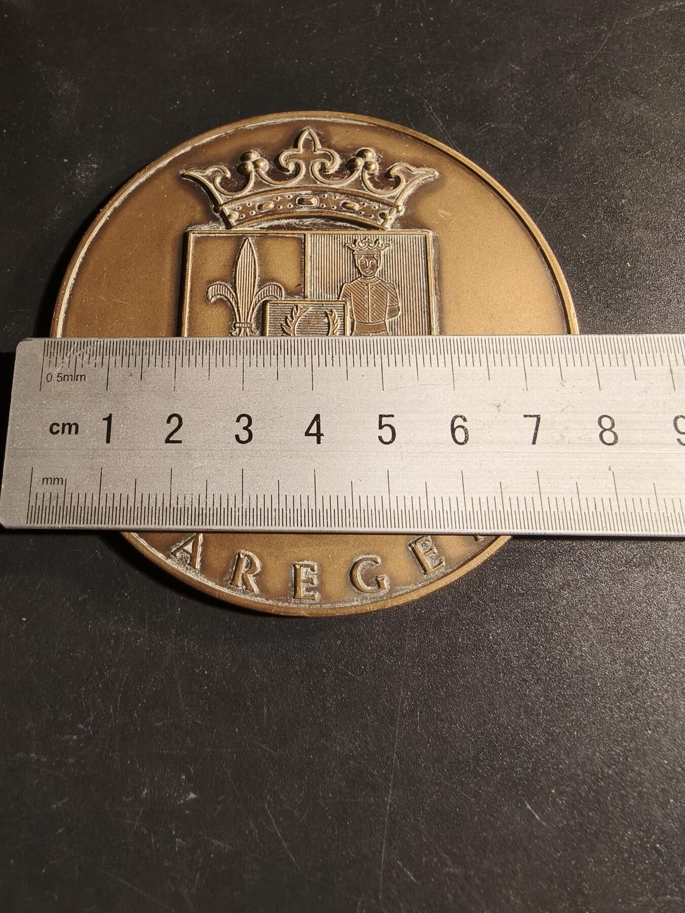 老王徽章第167期 法国瓦雷赫姆市大铜章     直径80mm.    重量154.7g