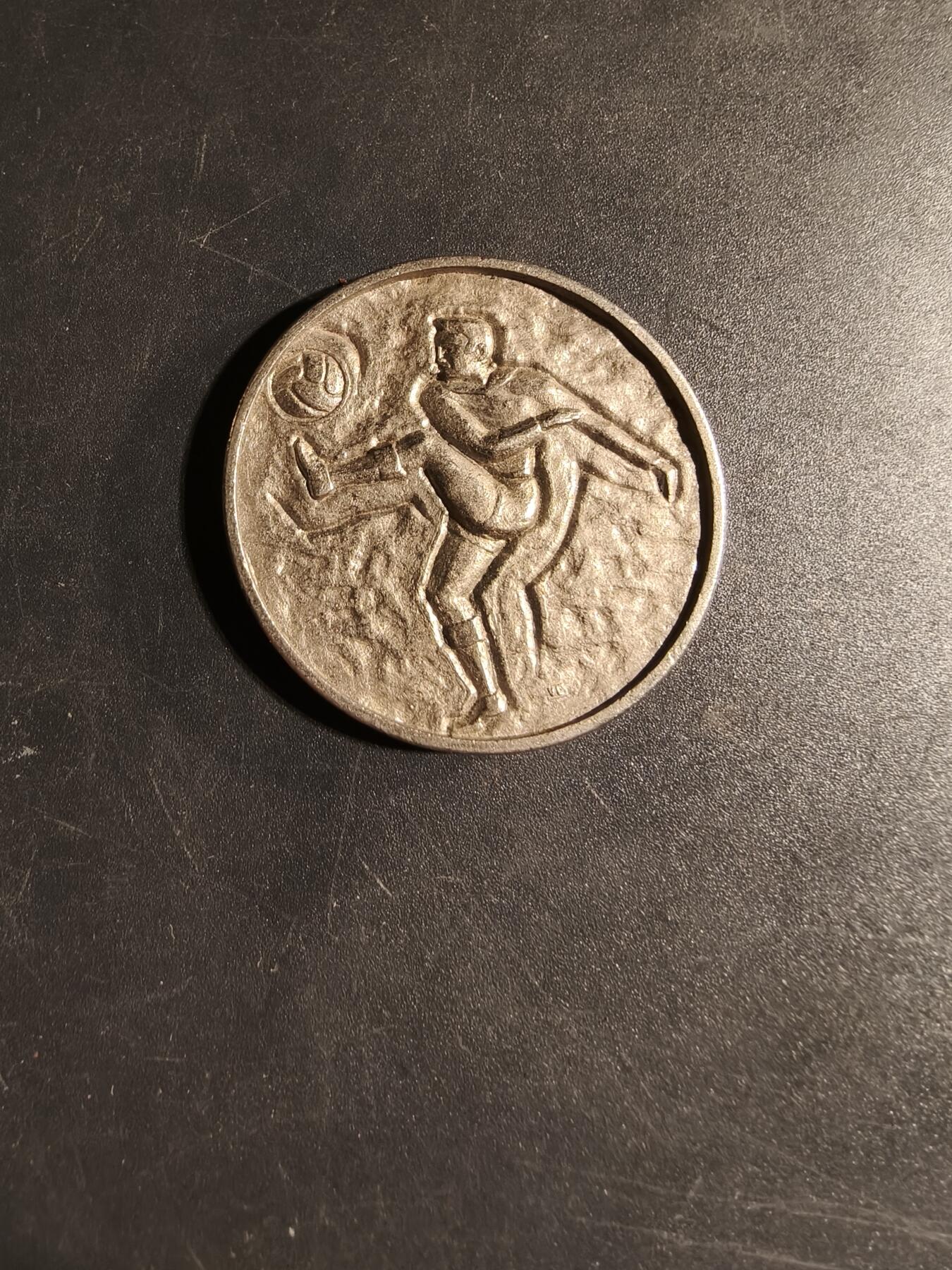 老王徽章第167期 法国1972年柏林青年奥运会足球项目纪念章     直径38mm.    重量19.1g