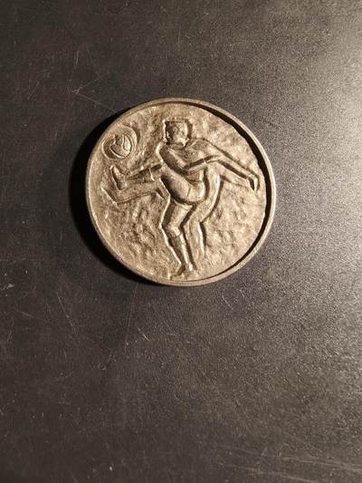 老王徽章第167期 - 法国1972年柏林青年奥运会足球项目纪念章     直径38mm.    重量19.1g