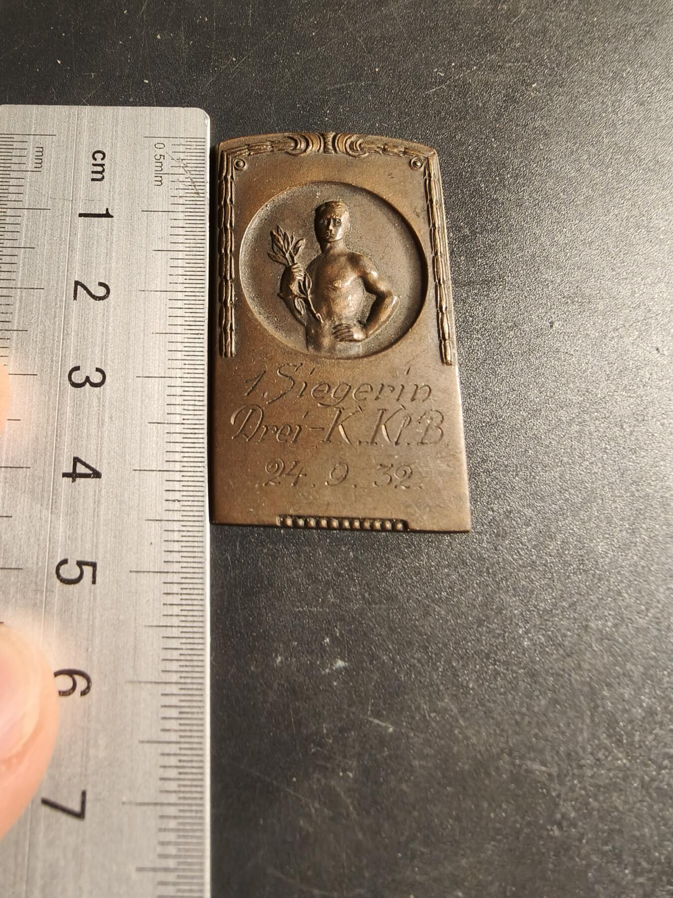 老王徽章第167期 瑞典田径竞赛方形大铜章     尺寸27×40mm.    重量22.3g