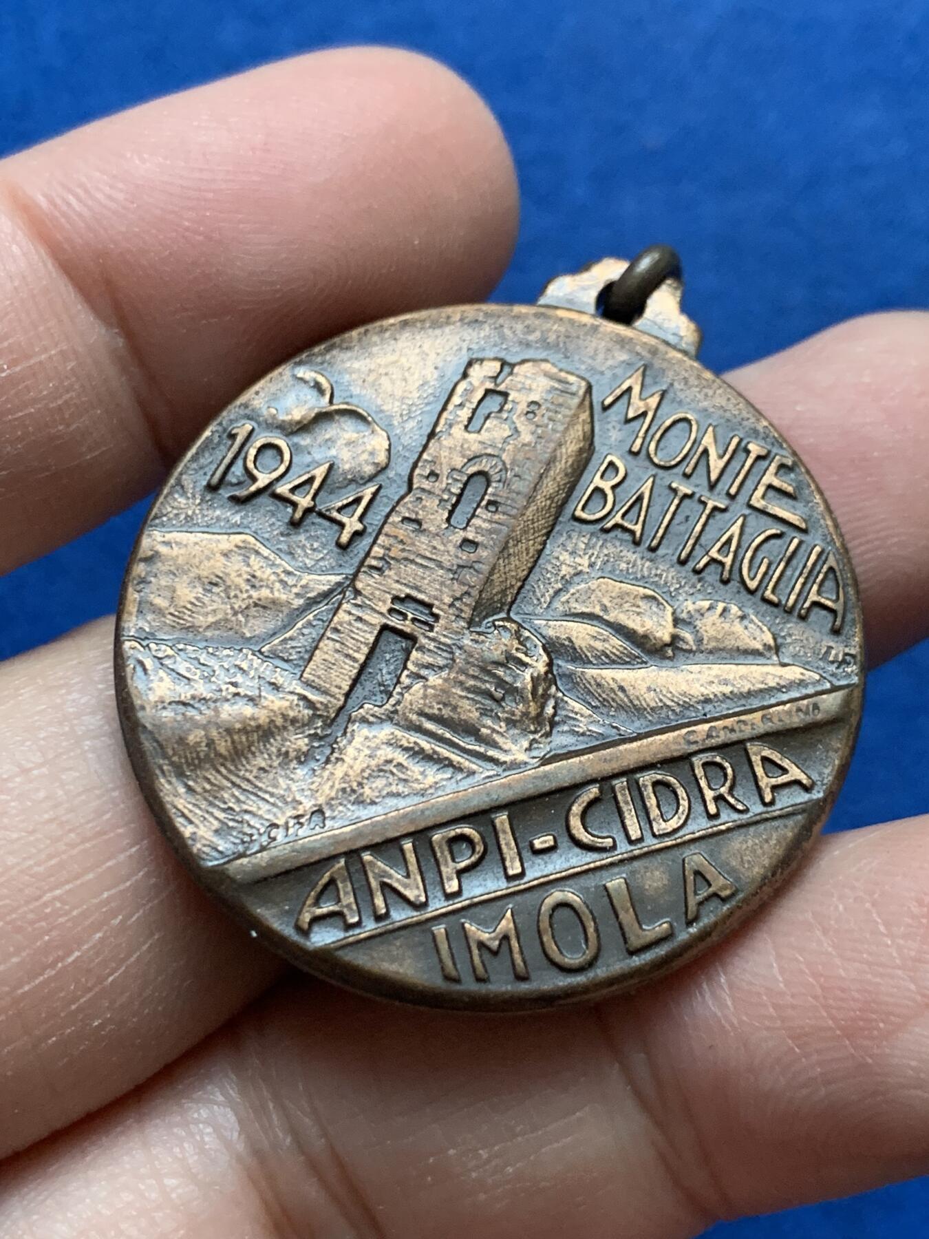 《竞宝斋》第444场 周日，周一，2场连拍 （全场包邮） 意大利反法西斯武装纪念章 带环重20.3克 35.3mm