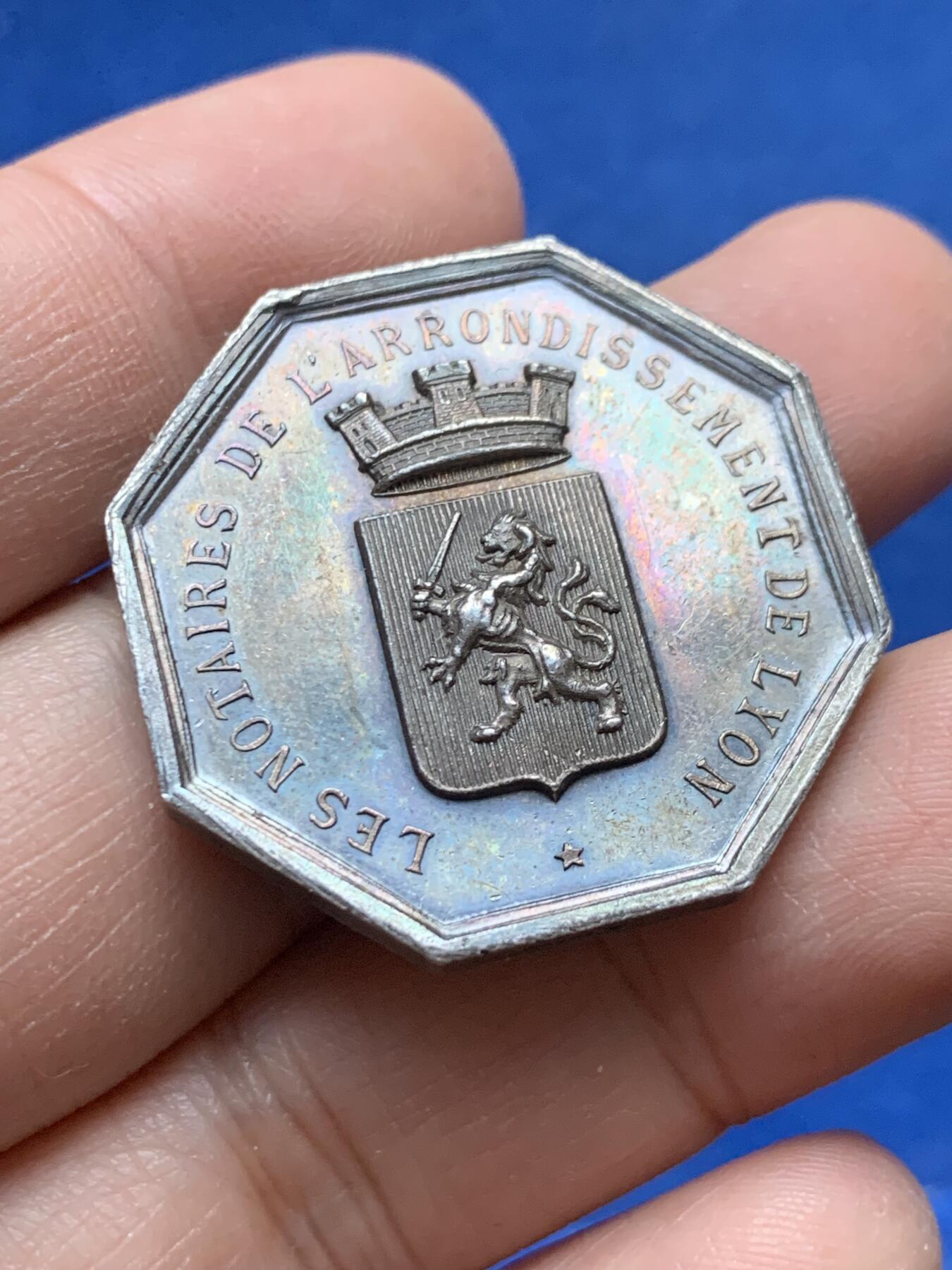 《竞宝斋》第444场 周日，周一，2场连拍 （全场包邮） 1860-1879年里昂公证人八角银质代币 32.8mm 15.9g 蜜蜂边铭 狮子皇冠