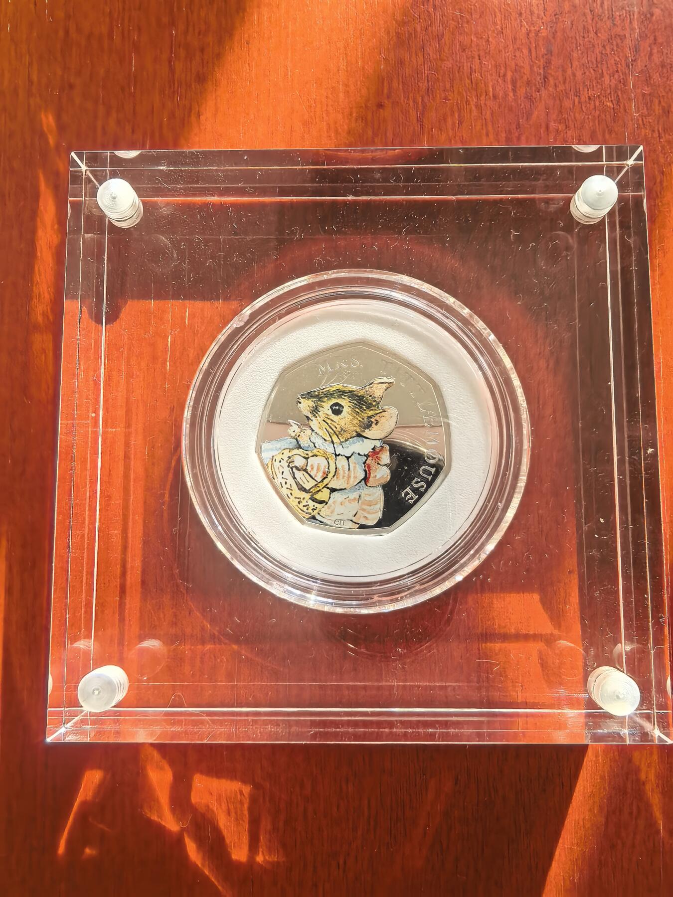 长老汇蛇年精选第七十八场拍卖 2018英国彼得兔系列老鼠迪特夫人50便士精制彩色银币，原盒证