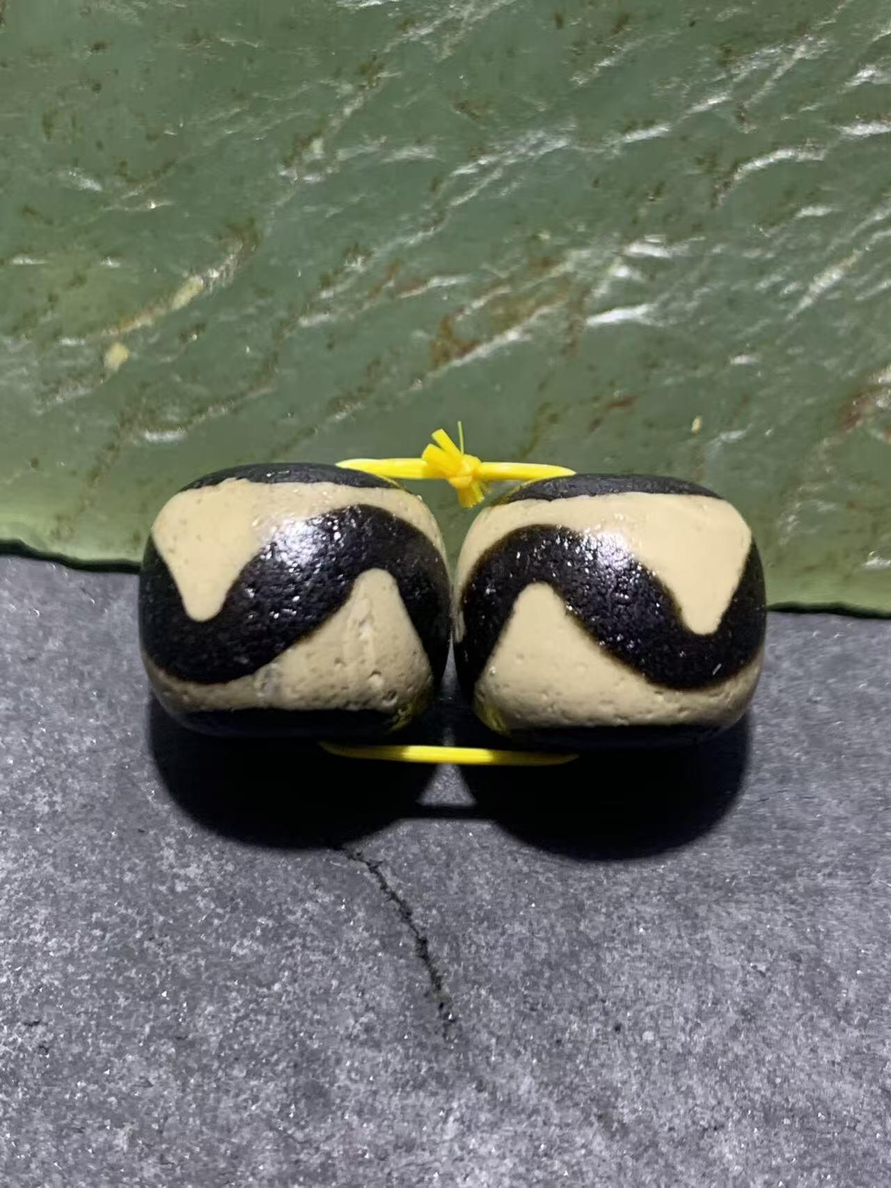 精美藏传虎牙天珠一对，。