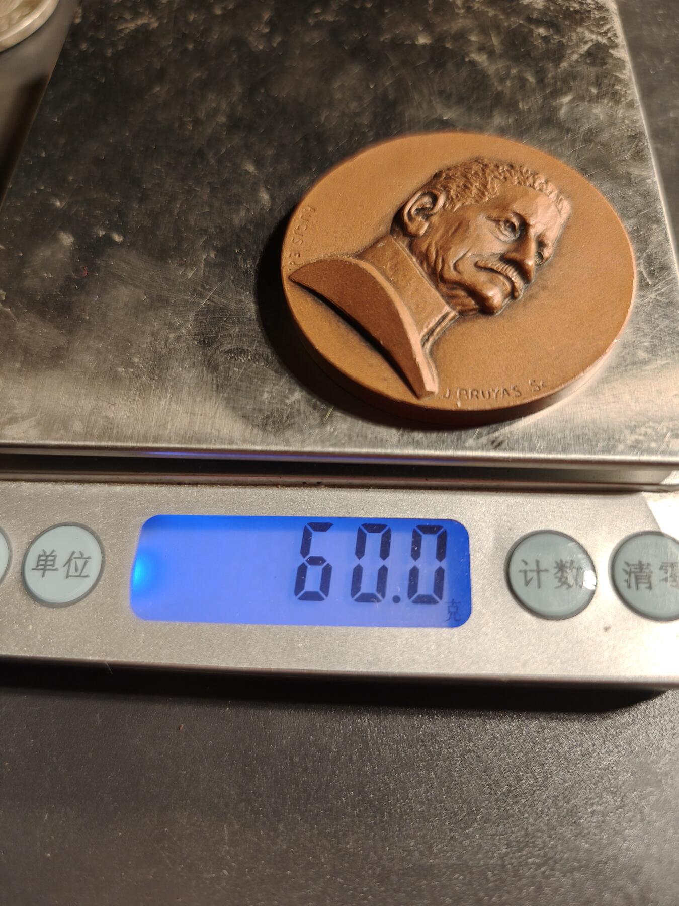 老王徽章第167期 法国法拉西内航运公司大铜章     正面为法国海军马金将军像      直径46mm.    重量60g