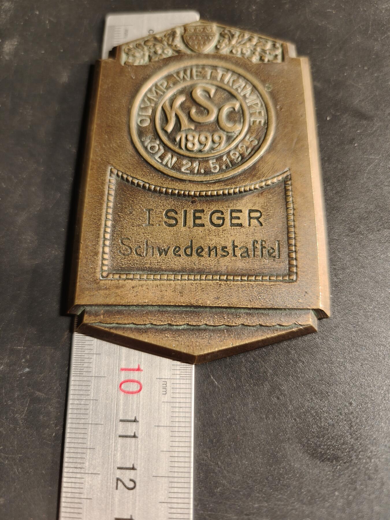 老王徽章第167期 克隆体育俱乐部1919年瑞典接力跑竞赛第一名方形大铜章    尺寸58×97mm.    重量128.9g 