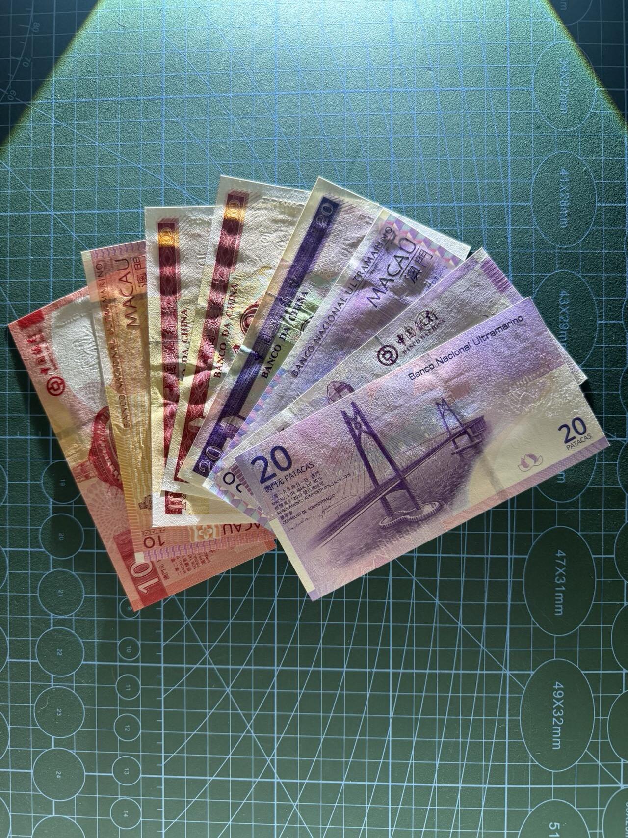 【炜奕收藏】，第五十二期 澳门10元&20元共8张，UNC-/UNC品相，部分边缘轻微潮斑，号码均无47