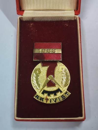 韵星假日拍卖第三十一期 -- Rimey Holidays Auction 31 - 民主德国七年计划劳动模范奖章 带原盒