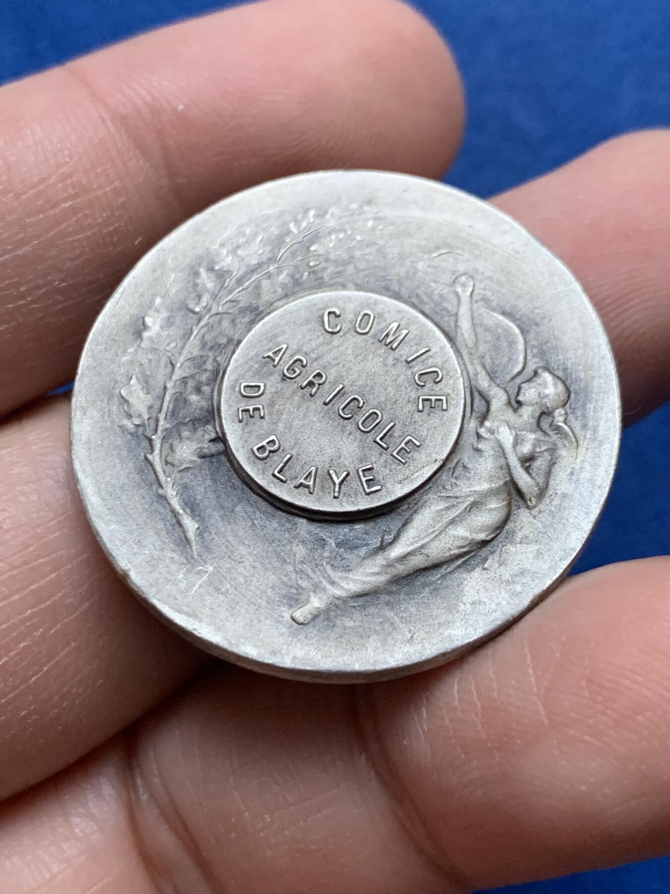 《竞宝斋》第444场 周日，周一，2场连拍 （全场包邮） 法国布拉伊农业博览会镀银纪念章 15.25克 31.9mm 带盒