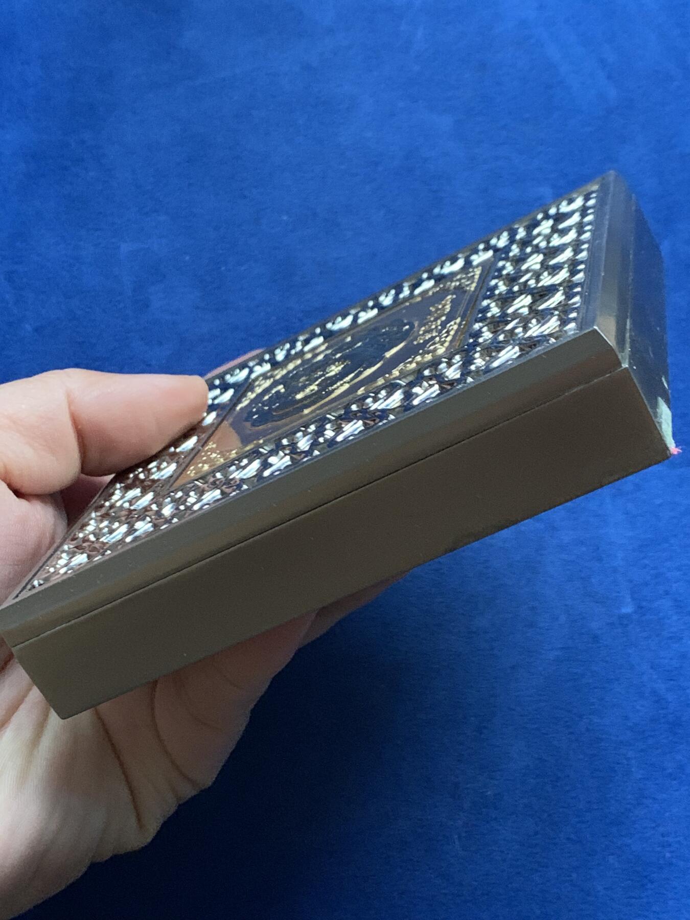 《竞宝斋》第444场 周日，周一，2场连拍 （全场包邮） 上海金菩发行蛇年异形高浮雕铜章，铜章正面图案为“灵蛇献珠”及吉祥纹饰，背面为隋珠并铭刻“灵蛇献珠”字样。直径很大，最宽处约有89.7MM，重409.5克，有厚实的金属盒装，带证书。