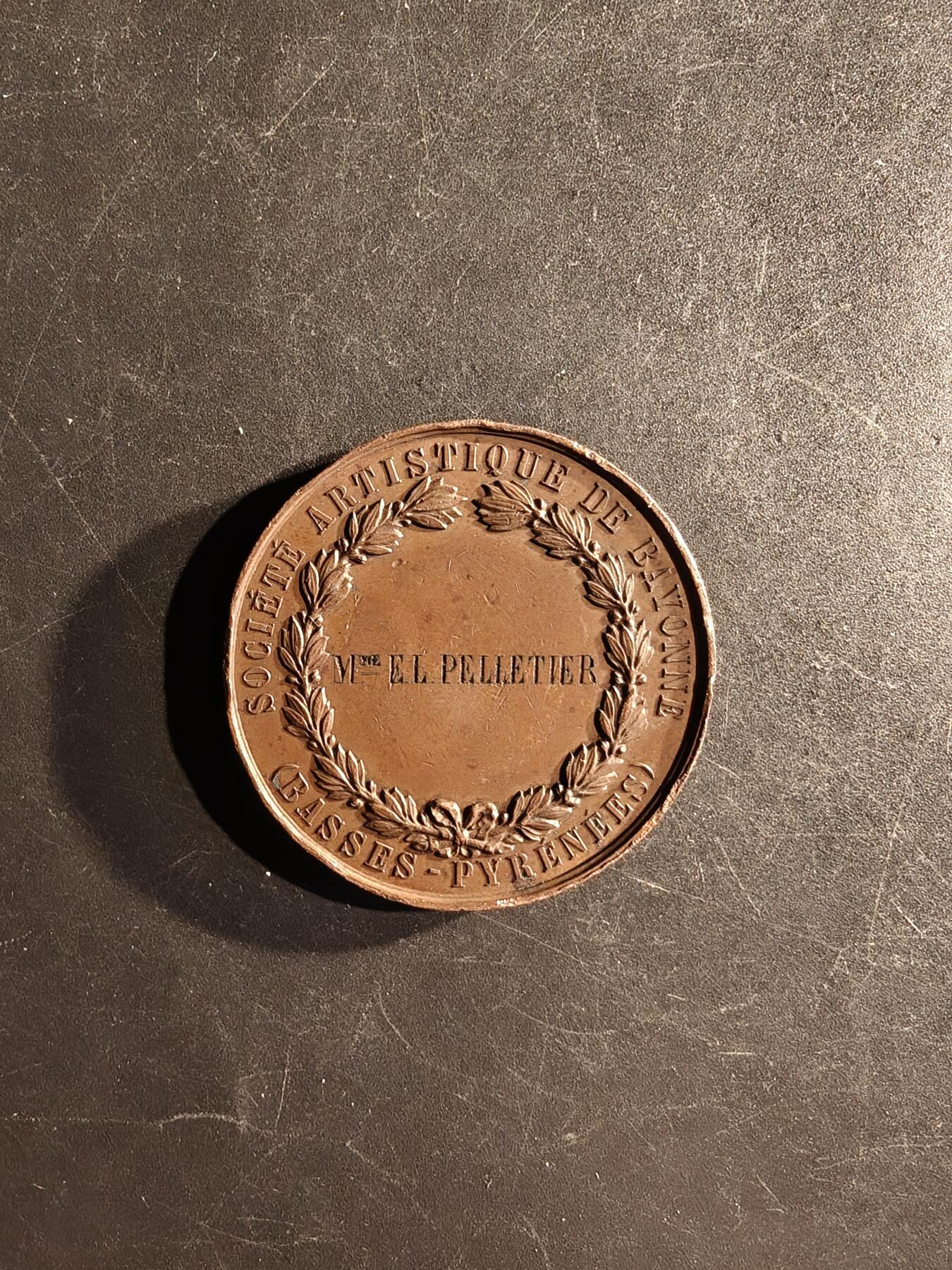 老王徽章第167期 法国拿破仑三世巴约讷艺术协会大铜章     蜜蜂cuivre铜标     直径41mm.    重量35g