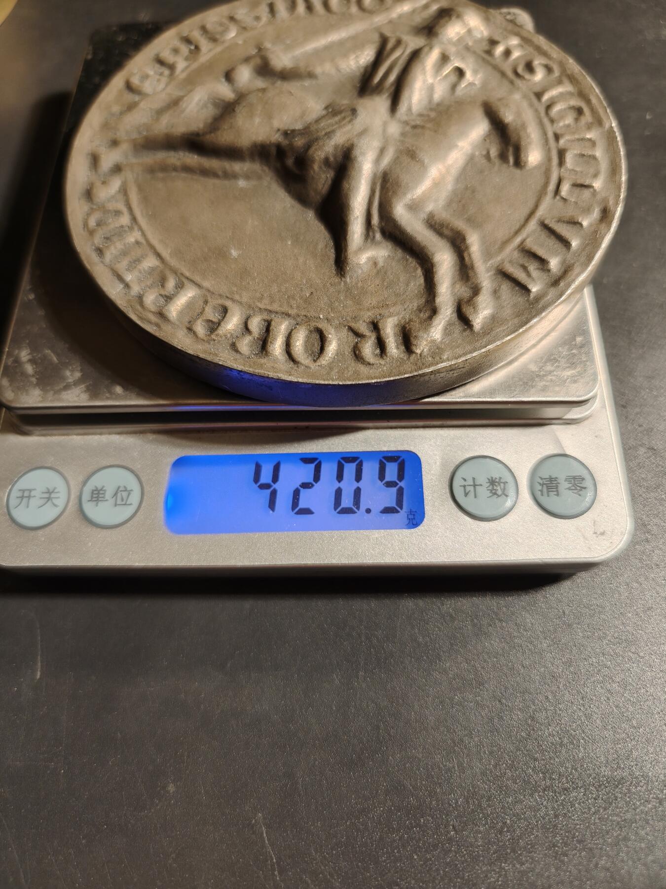 老王徽章第167期 法国Simca汽车制造公司（菲亚特旗下）纪念章       正面为骑马的古典风格骑士     直径99mm.     重量420.9g