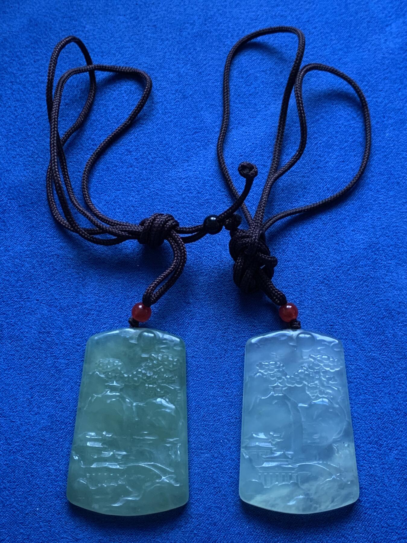 《竞宝斋》第444场 周日，周一，2场连拍 （全场包邮） 玉质山水牌一对，基本尺寸约51MM*30MM，总重约43.2克，透明度高