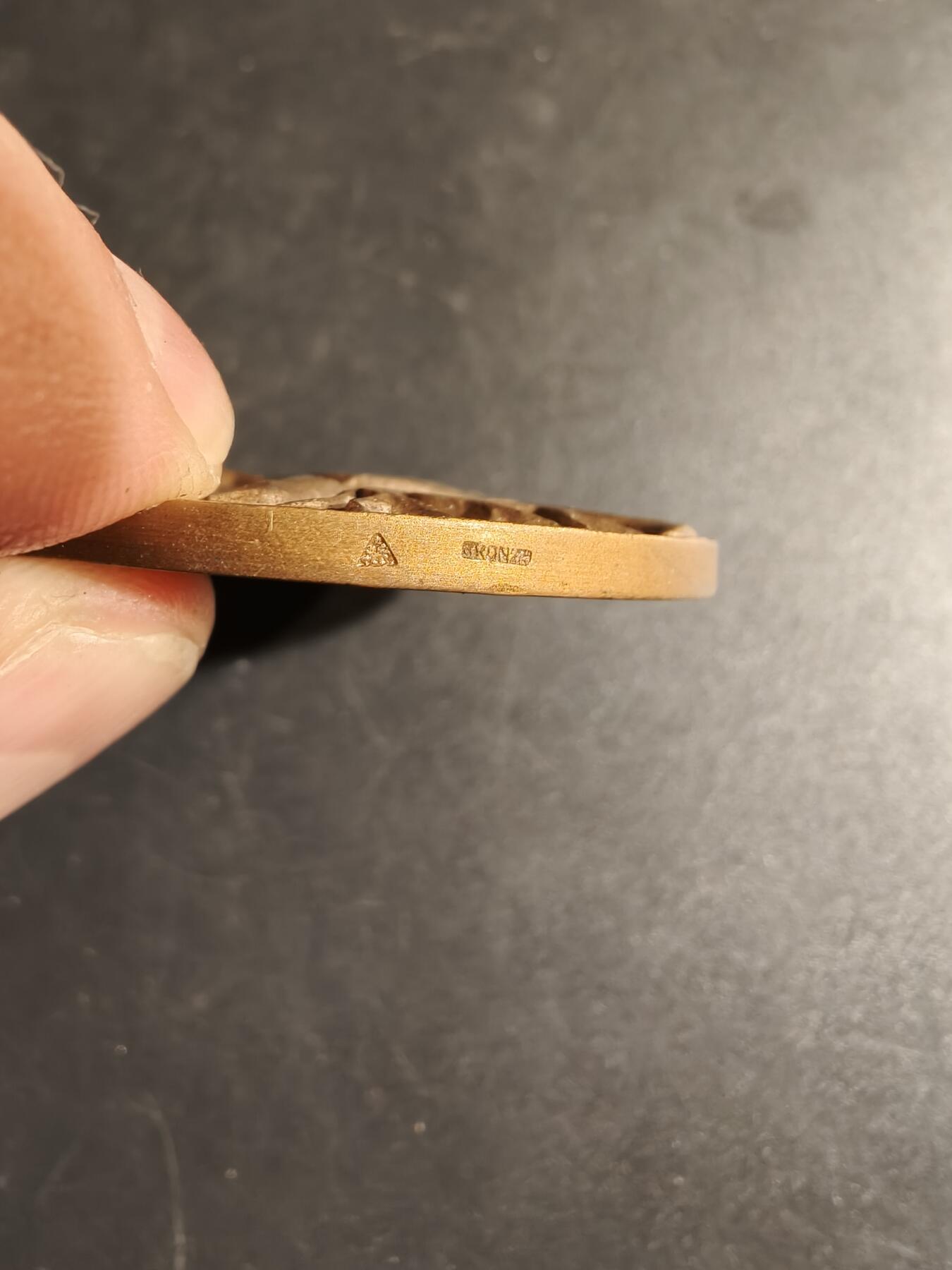 老王徽章第167期 法国教育联盟百年大铜章     正面双人植树     直径54mm.    重量69.3