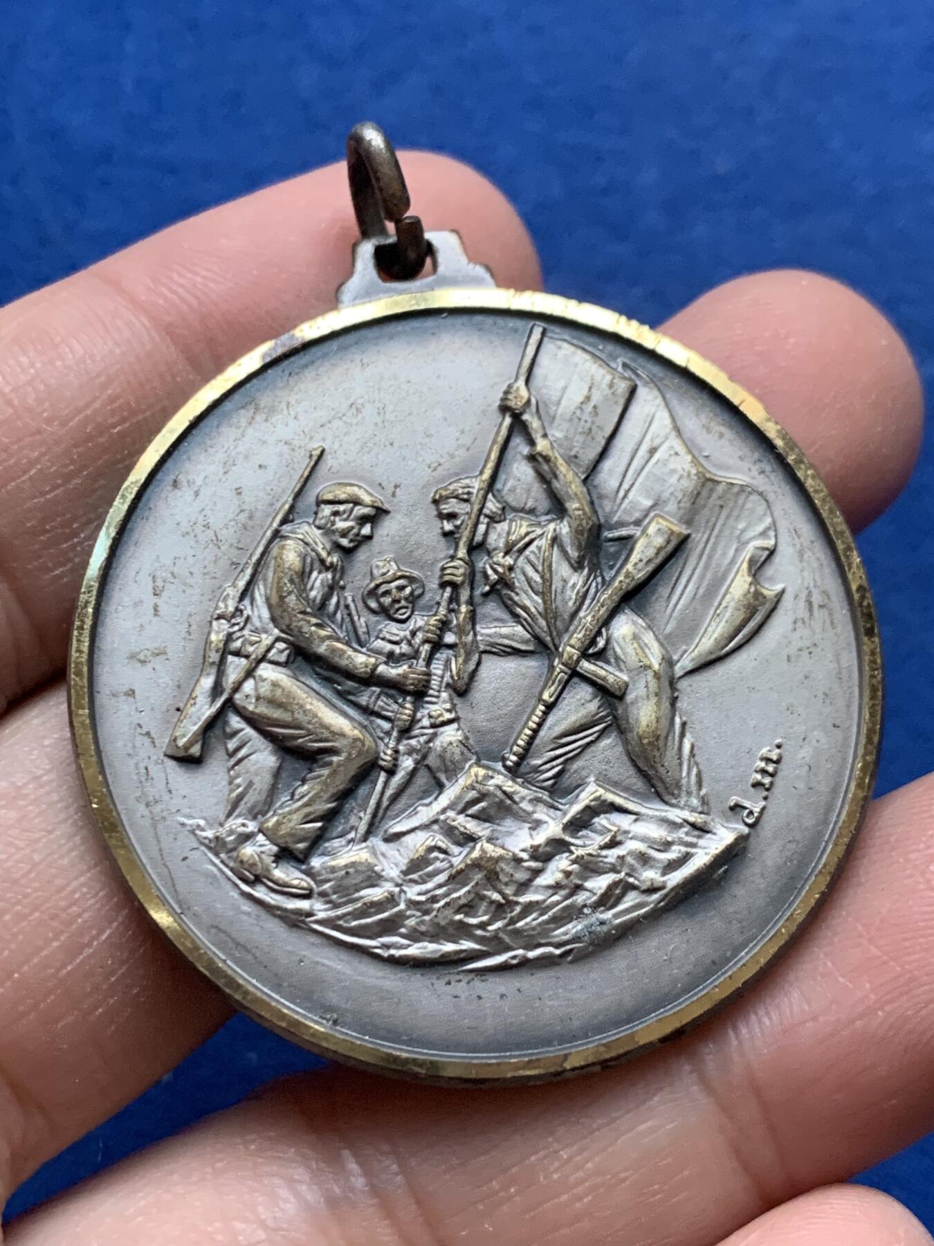 《竞宝斋》第444场 周日，周一，2场连拍 （全场包邮） 意大利抵抗运动纪念章 带环重约26.5克 42.4mm