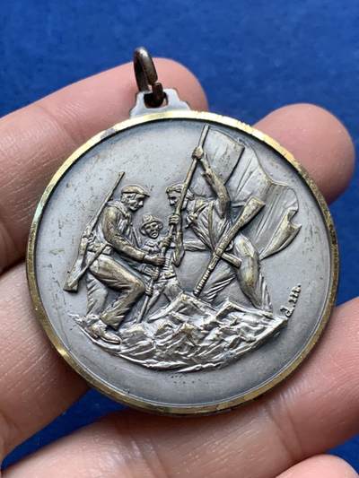 《竞宝斋》第444场 周日，周一，2场连拍 （全场包邮） - 意大利抵抗运动纪念章 带环重约26.5克 42.4mm