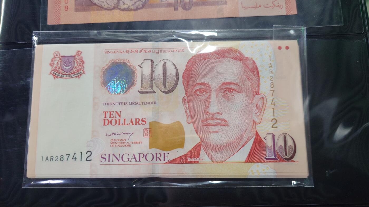 世界钱币～微拍第218期暨2025年第58期  老库存低价起拍 2005年新加坡10元纸币非塑料钞 李显龙签名少有 全新绝品无斑 尾号412