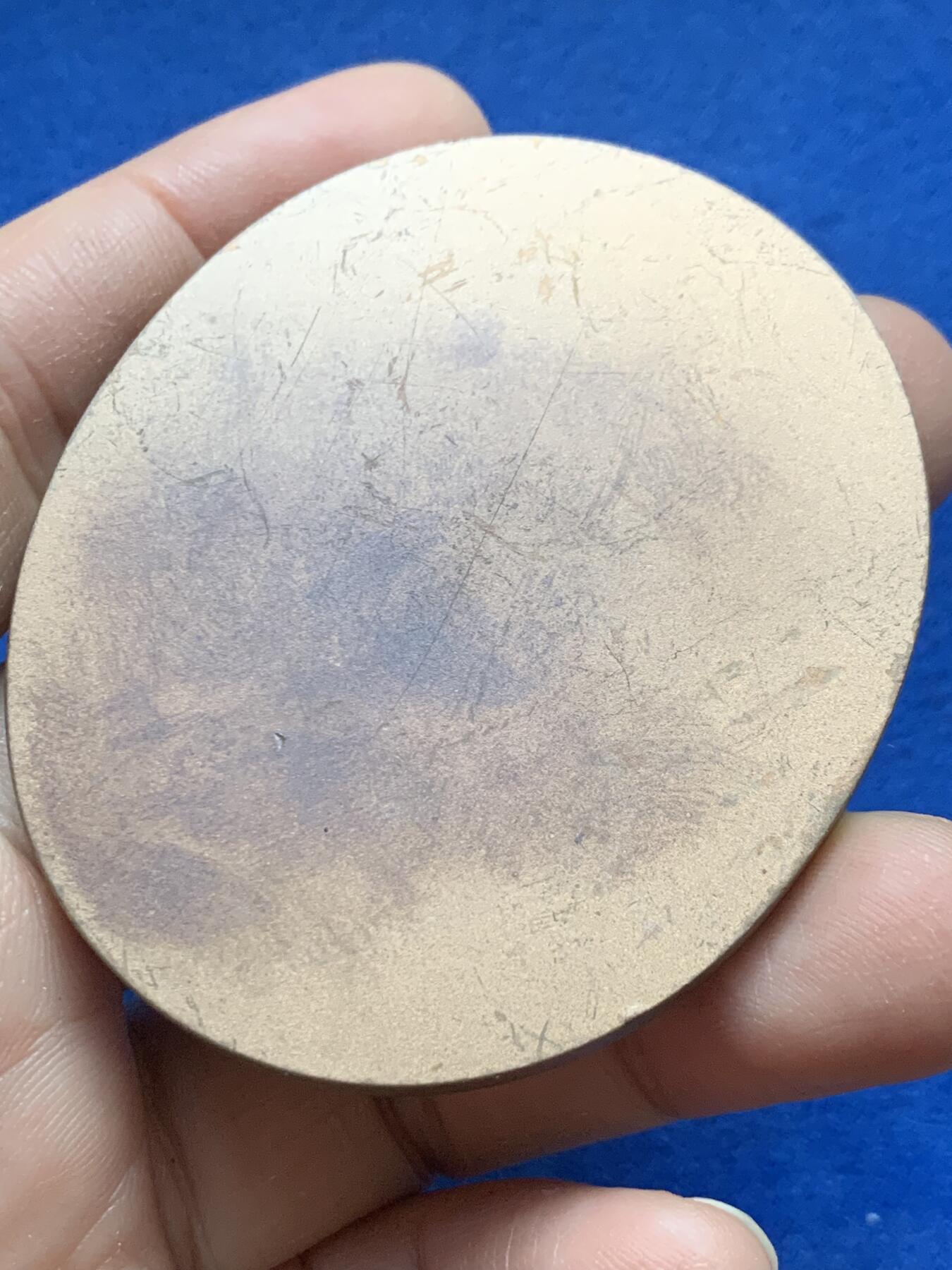 《竞宝斋》第444场 周日，周一，2场连拍 （全场包邮） 法国克勒佐皇家军工厂纪念椭圆形大铜章，正面大皇冠加国花香根鸢尾花，带设计大师阿莫托斯内签名，极美品，尺寸62.2mm*53mm，重量98.3g，丰饶角铜标。