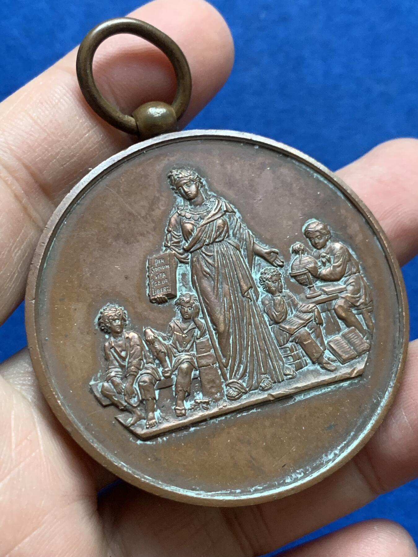 《竞宝斋》第444场 周日，周一，2场连拍 （全场包邮） 法国里昂教育铜质奖章 直径50.2mm，重量62.8g，早期老章，无边铭。