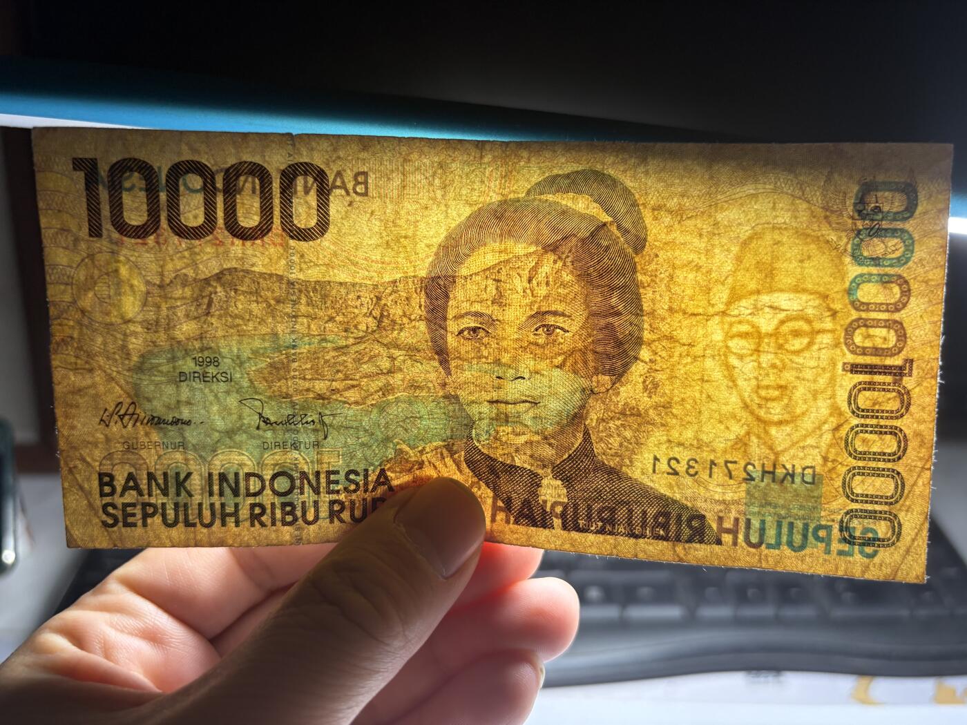 2025年集古藏今外币拍卖第十期-第10场—（总第290拍-纸币专场），本期拍完结算一次，发货时间2-3天，休息几天后继续新的一期拍卖。 1998年印尼10000盾