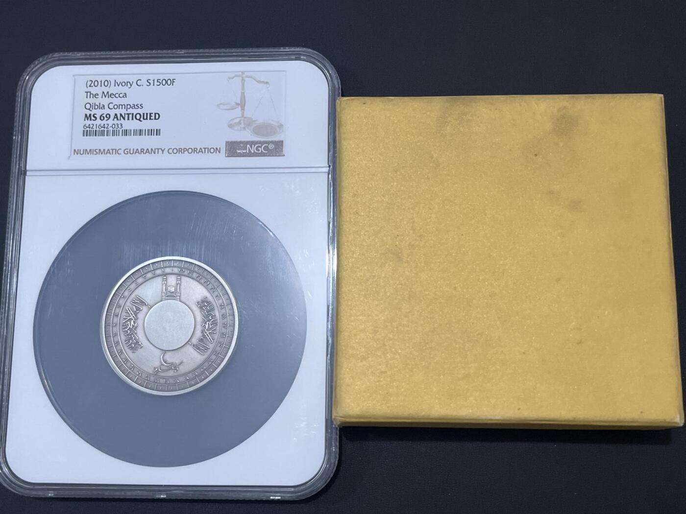 ❤️【币观天下】❤️ 第333期钱币拍卖- 2025.12.5周五晚上6点半场-长期征集拍品  克劳斯最佳创意币奖科特迪瓦仿古银币，有盒证无配件勺子，ngc69