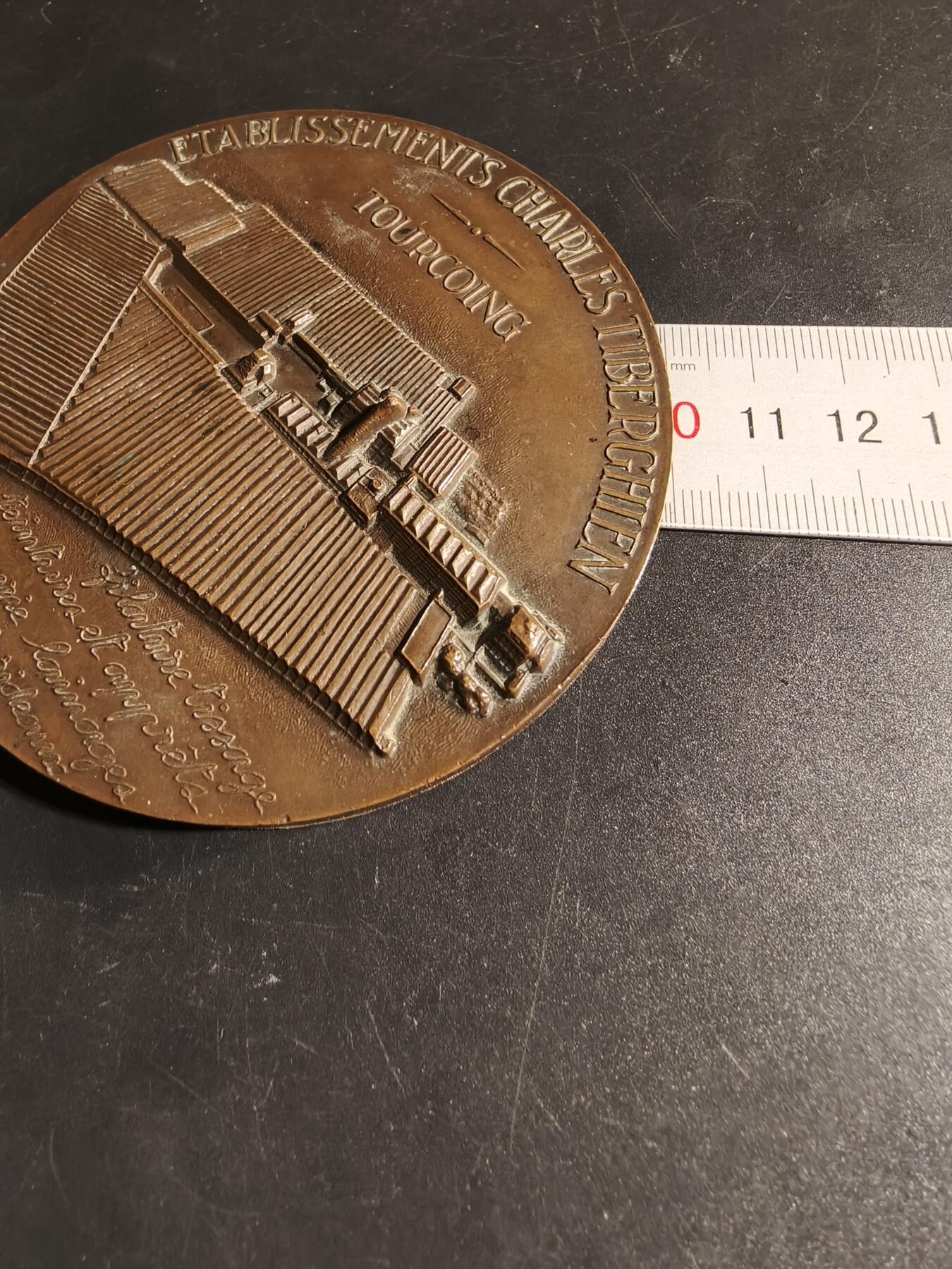 老王徽章第167期 法国图尔宽市纺织厂大铜章    直径10cm.    重量451.1g