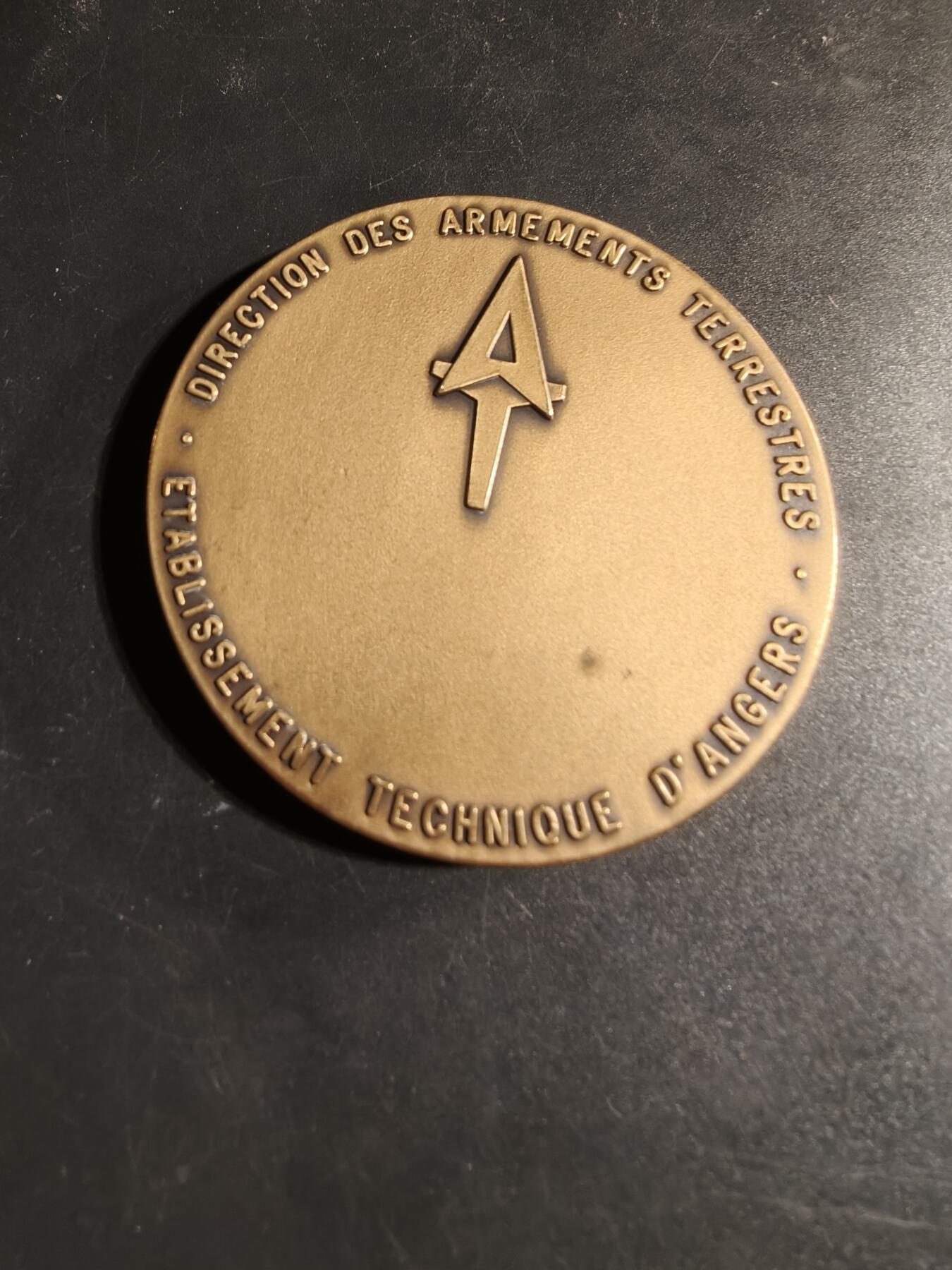 老王徽章第167期 法国昂热陆地武器局动态测试中心大铜章      直径64mm.   重量146.8g