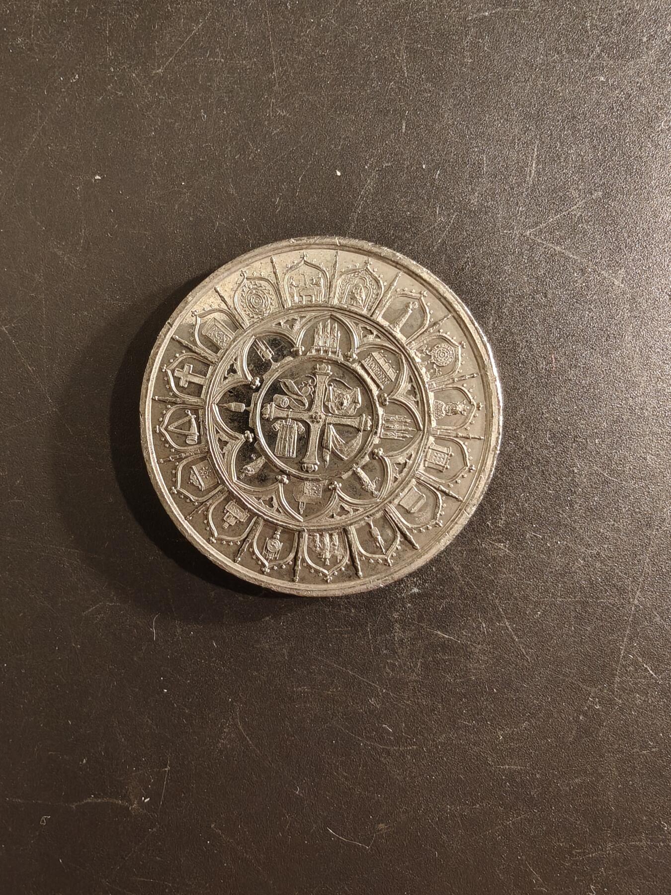 老王徽章第167期 法国查理曼大帝纪念章     直径39mm.    重量23.3g